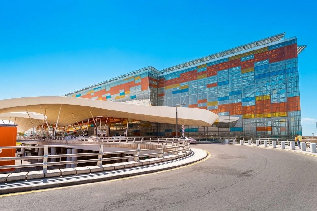 Yerevan: Airport Transfer with Red Bridge Photo Stop