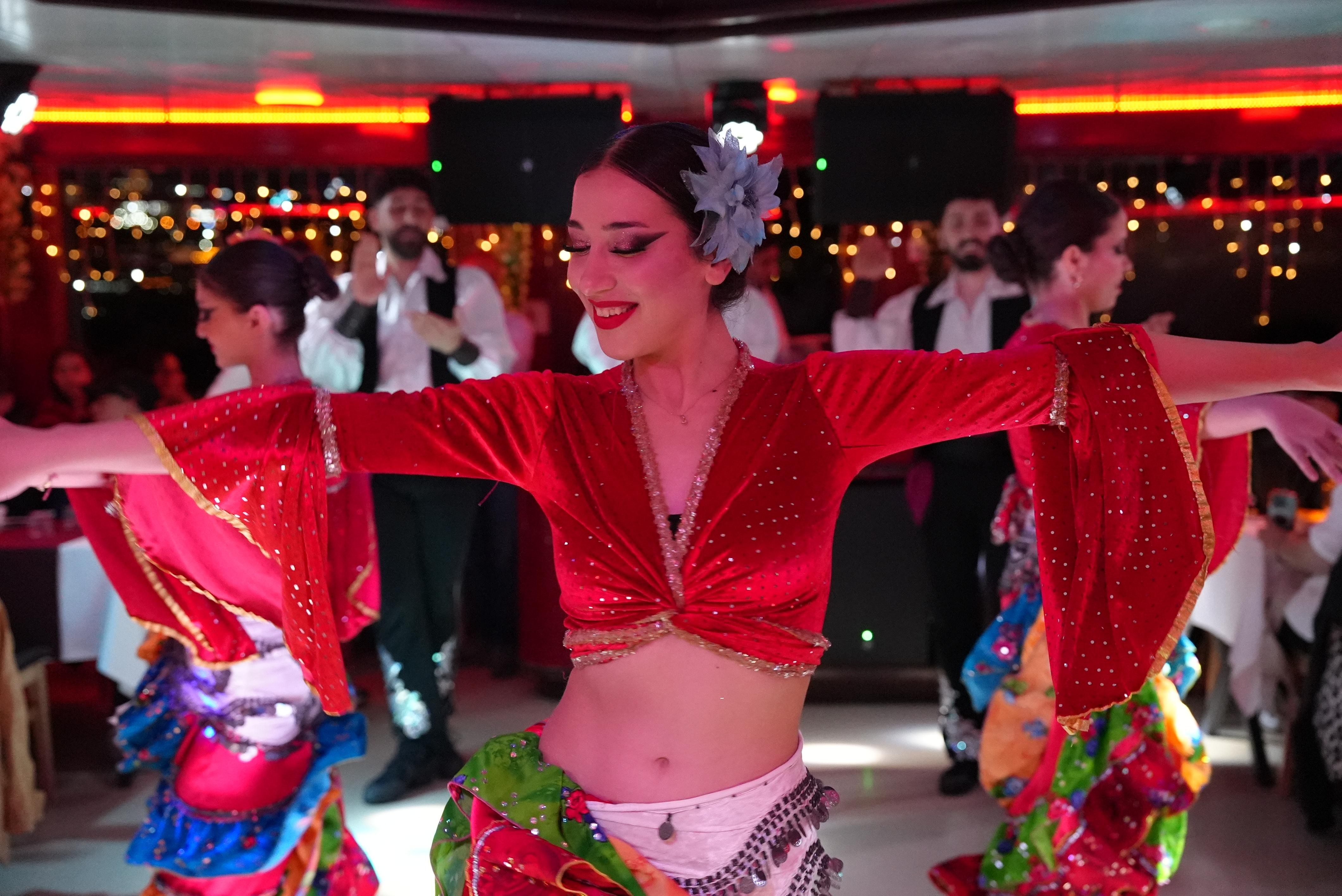Istanbul: Bosphorus Dinner Cruise with Turkish Night Show 2