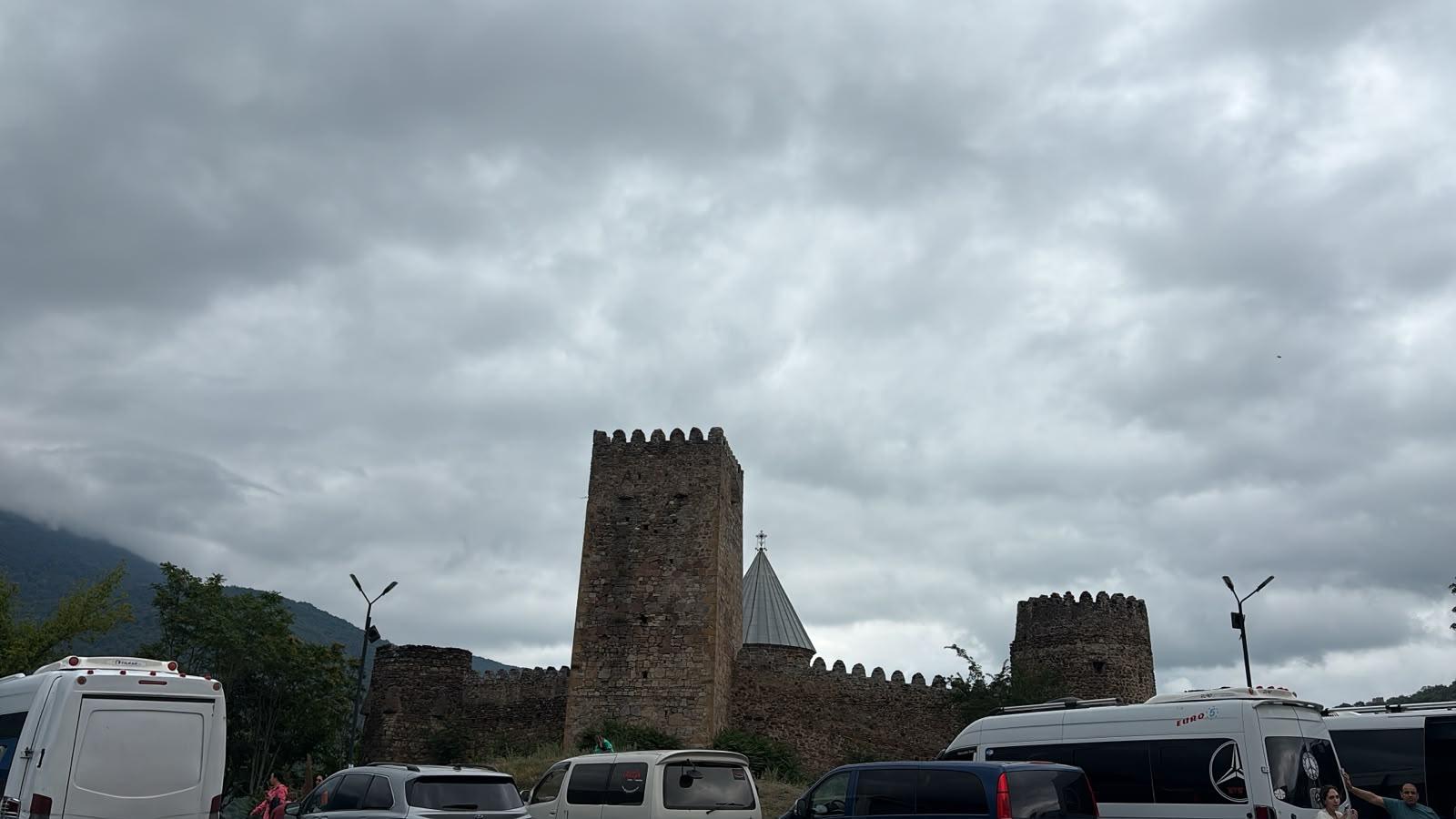 Georgia: Private full-day tour to Kazbegi with a German-speaking driver