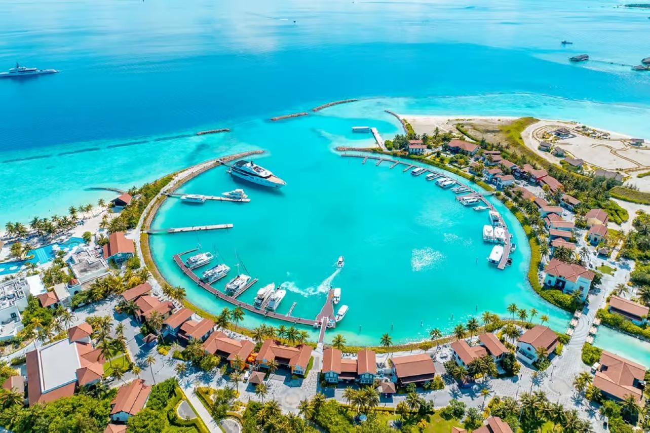 Thulusdhoo: Beach Club Day Pass with Pool, Beach & Loungers