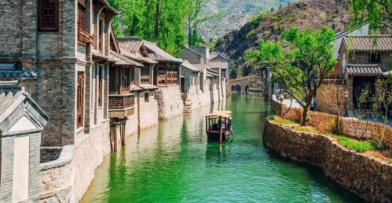From Beijing: Gubei Water Town & Simatai Great Wall Day Trip