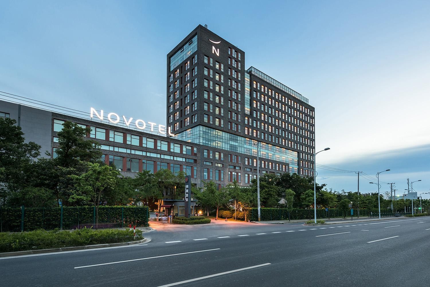 Shanghai: 2 Night Novotel Hotel + Disneyland Ticket Package 3