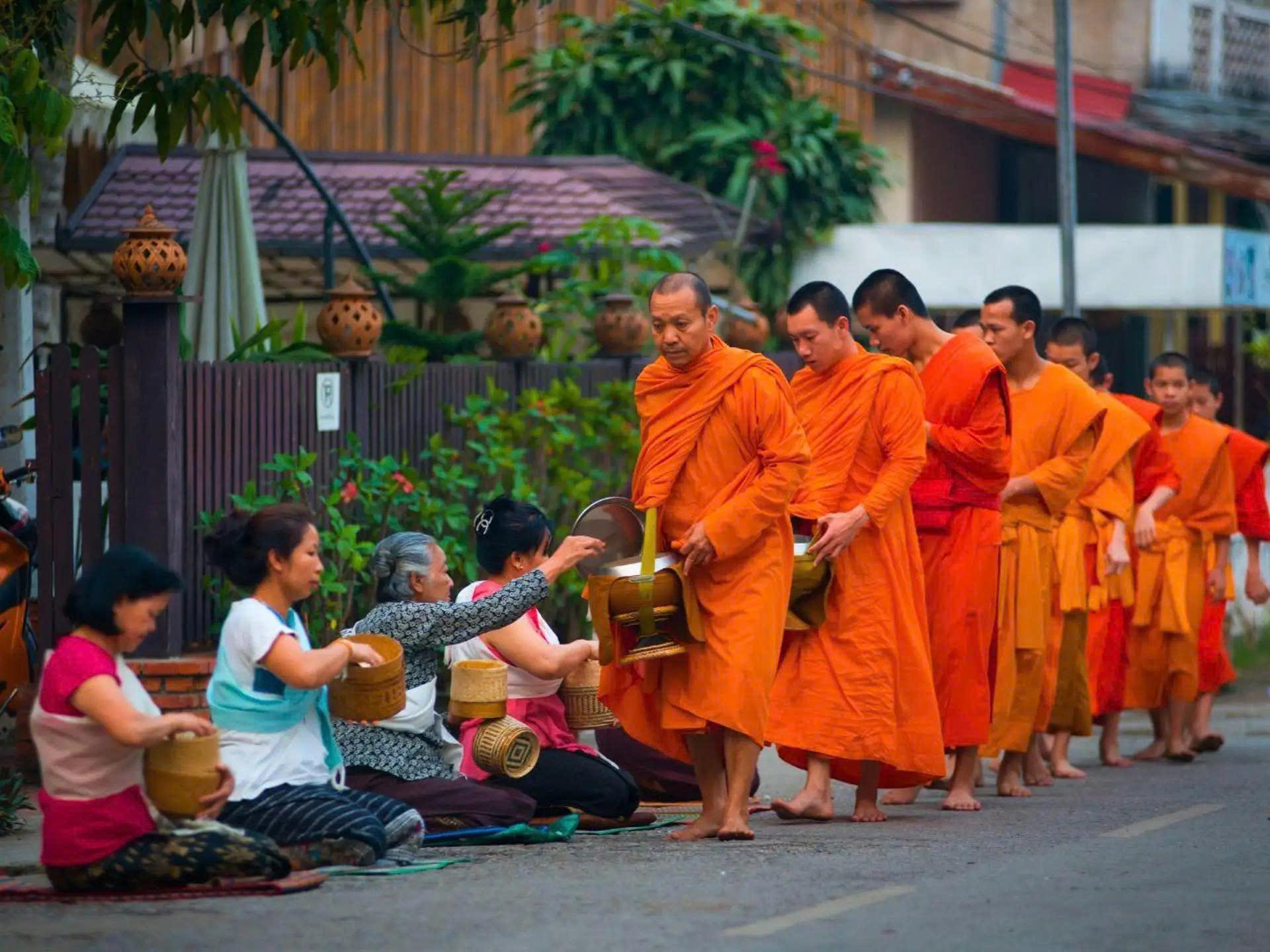 Luang Prabang: Alms Giving Ceremony & Morning Market Tour 2