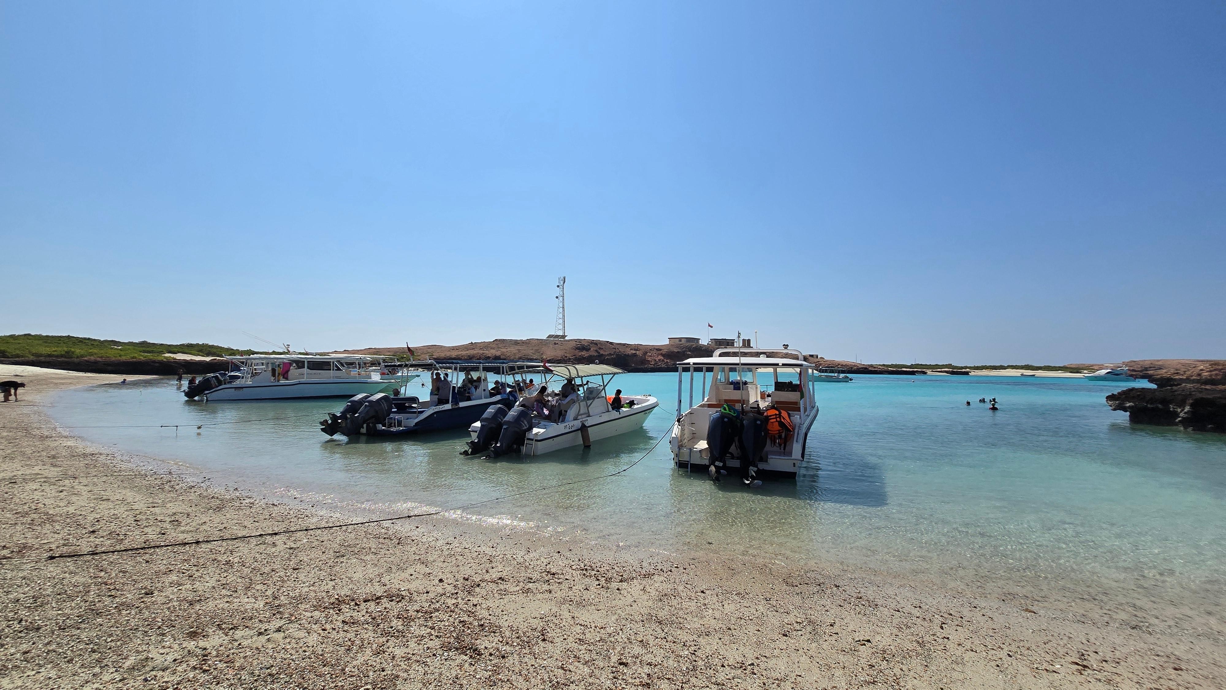 Muscat:Daymaniat Islands Boat Trip with Snorkeling and Lunch