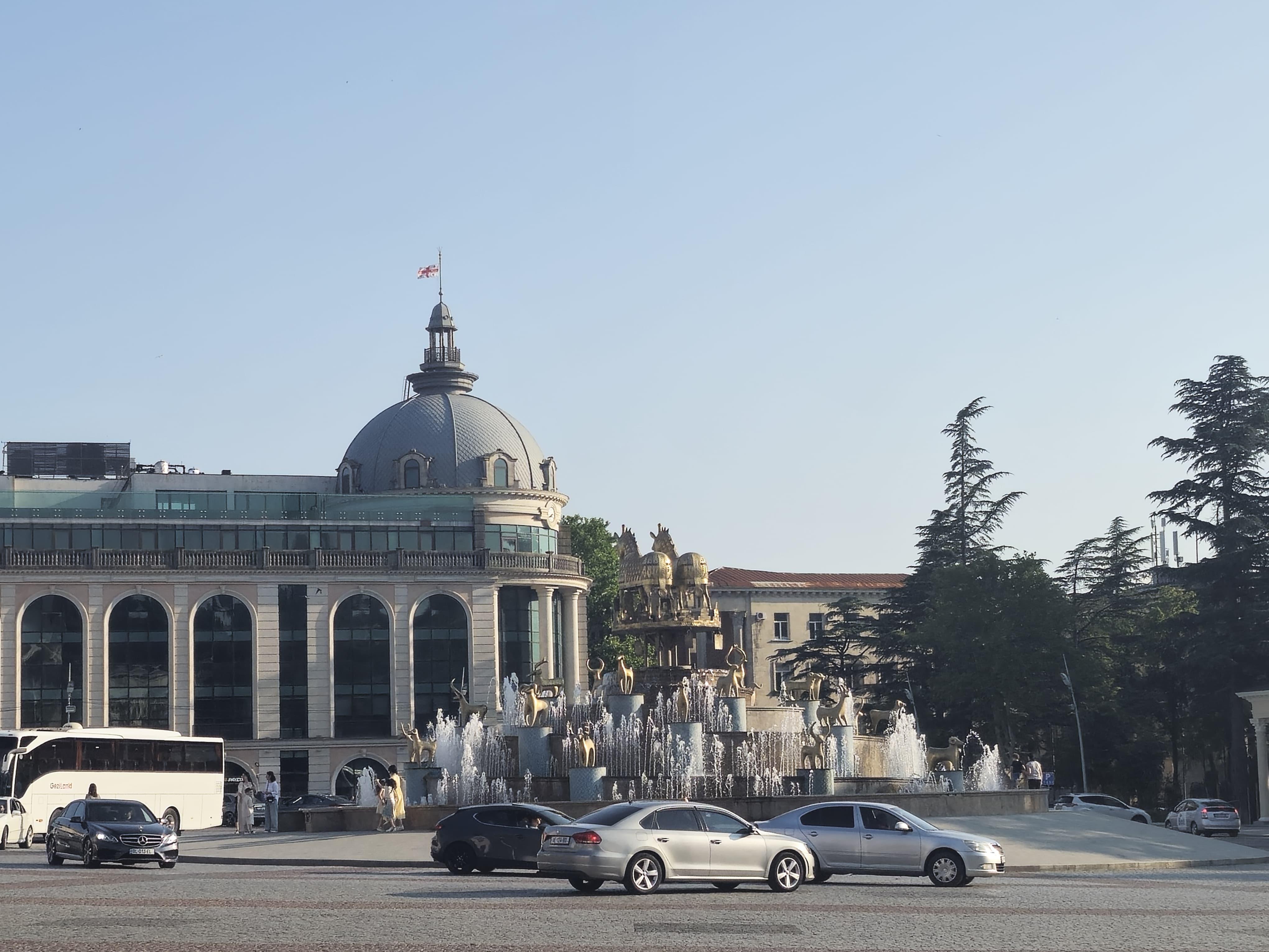 Kutaisi: Guided Walking Tour with Local Snack