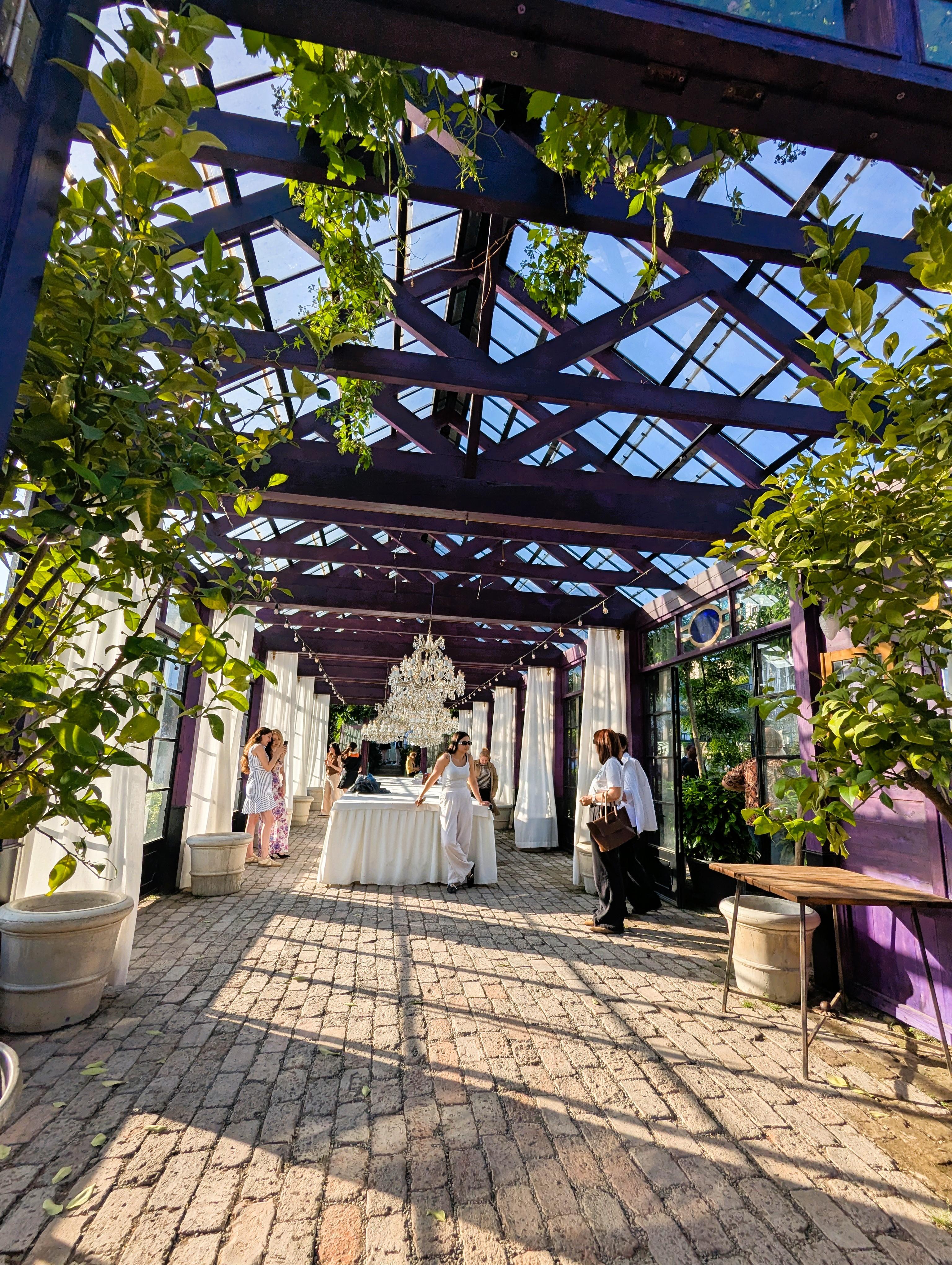 Tbilisi: Hidden Garden Photoshoot with Optional Lunch 2