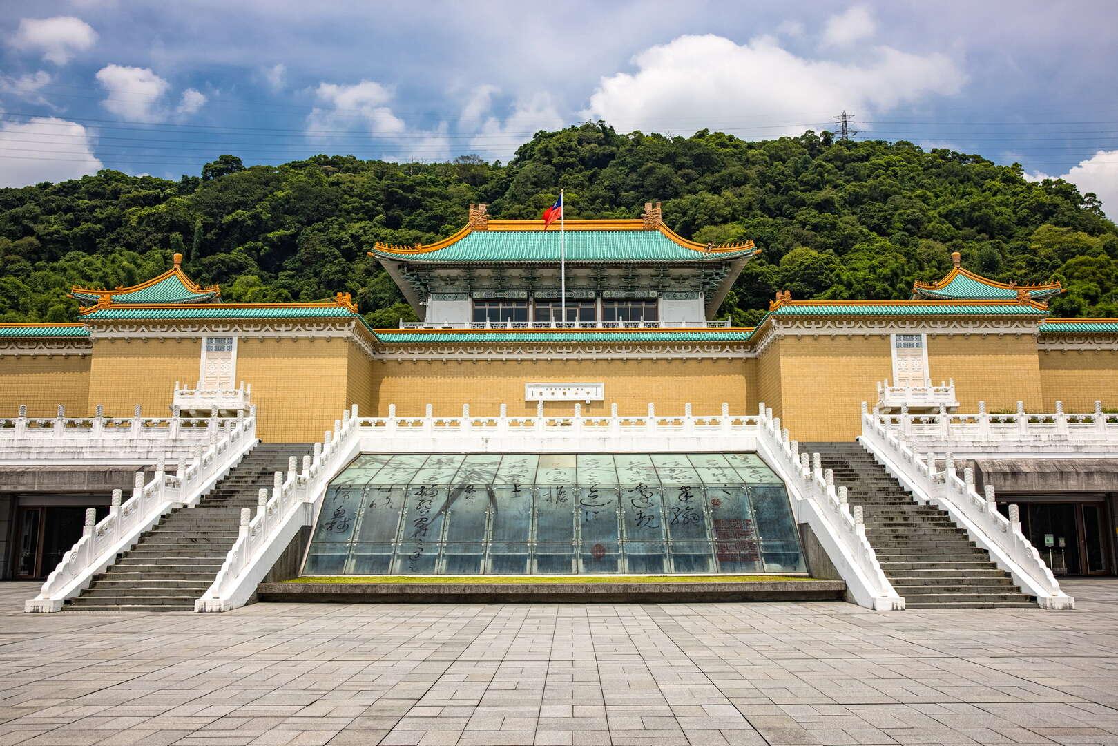 Taipei: Yangmingshan Hot Springs, Palace Museum Night Market