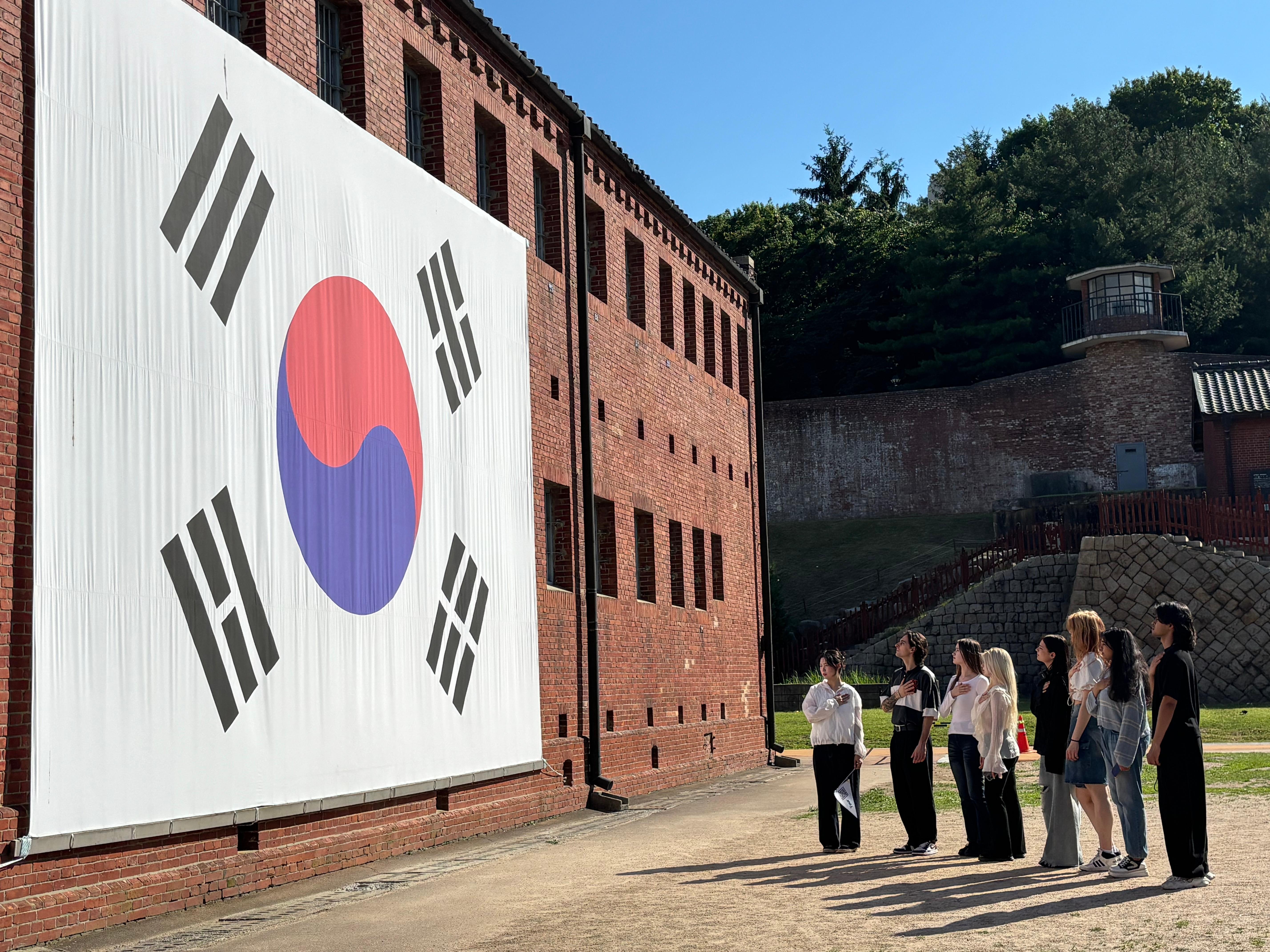 Seoul Dark History Tour: Deoksugung Palace &Seodaemun Prison