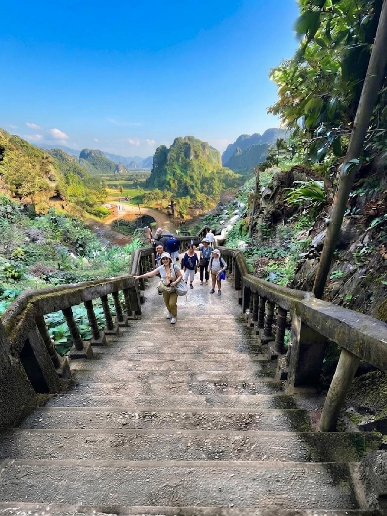 Vang Vieng: Hot Air Balloon, Longtail Boat & Cave Tour 3