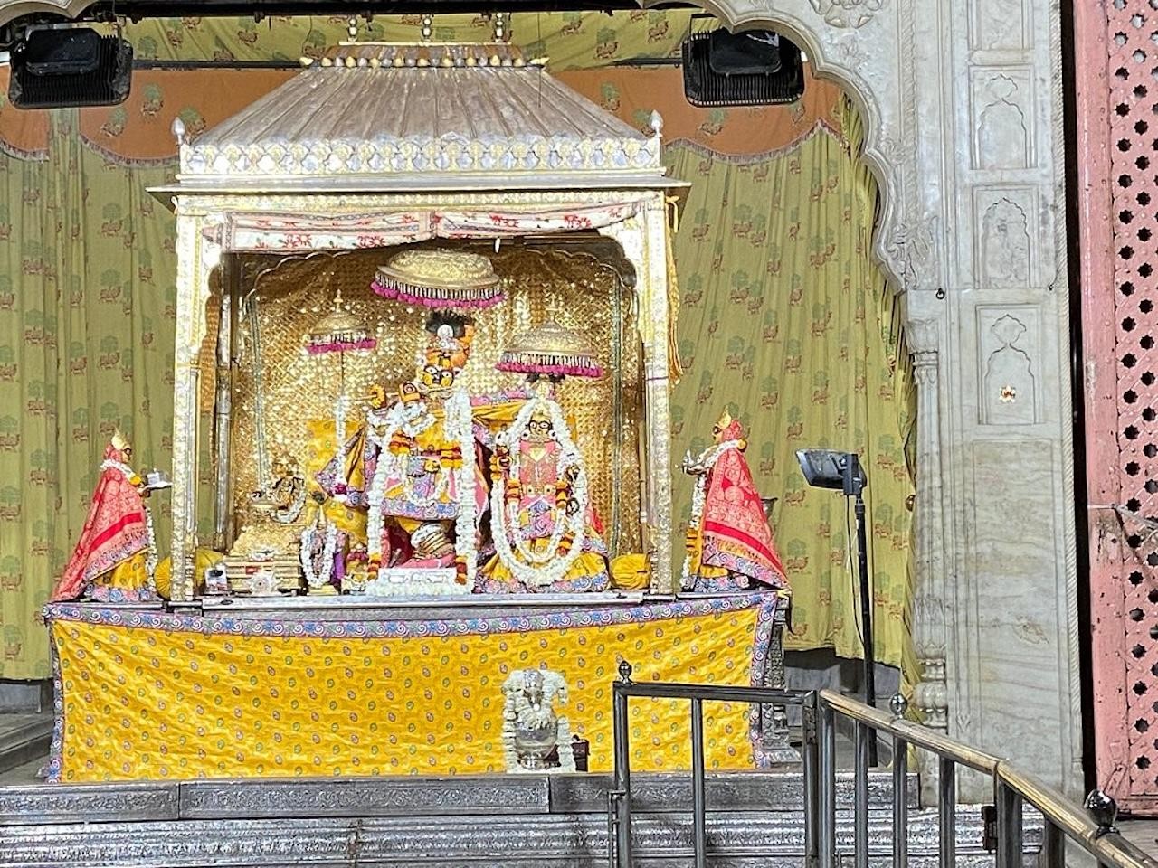 Jaipur: Govind Devji Temple & City Palace Private Tour 3