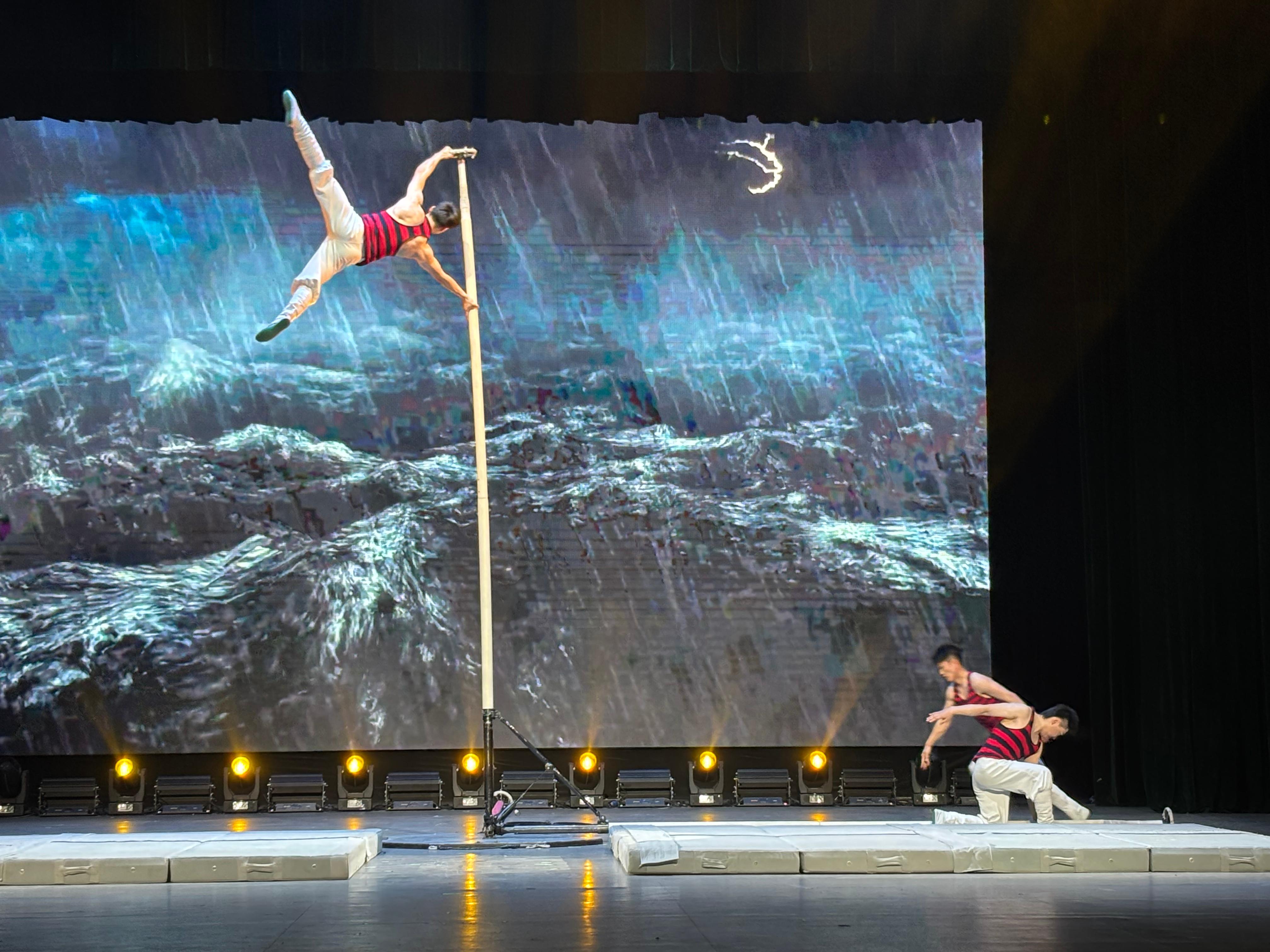 Beijing: Temple of Heaven and Acrobatic Show Tour 3