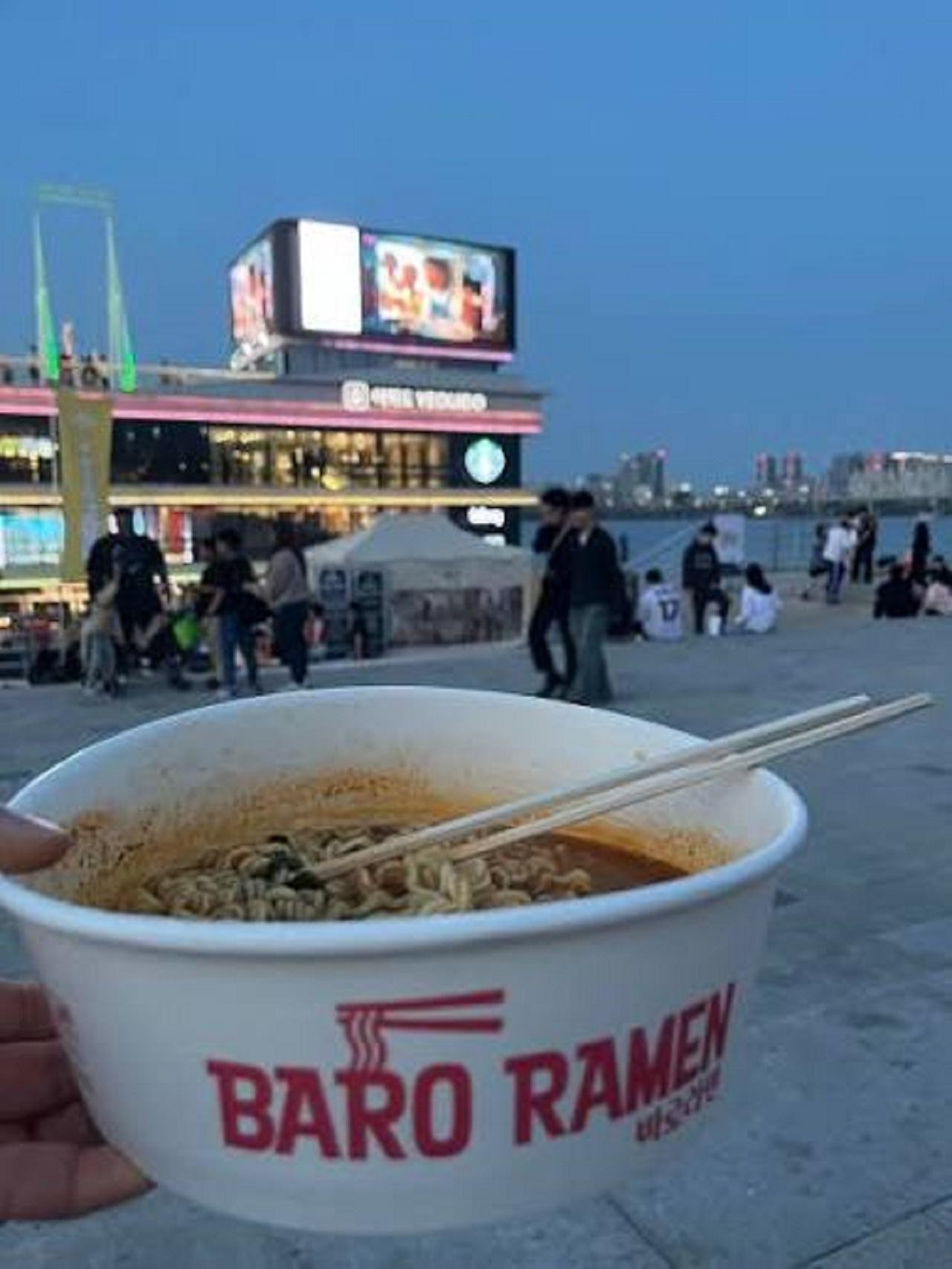 Seoul: 63 Sky Picnic & Hangang Ramen Night Tour 3