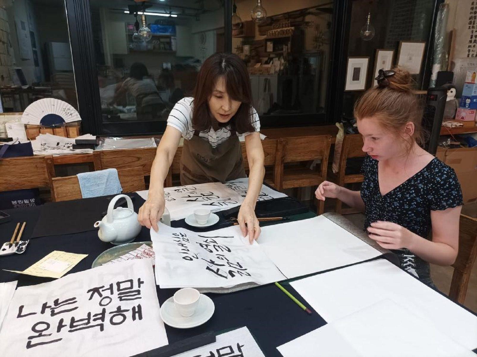 Seoul: Write a Special Korean Calligraphy Scroll in Insadong