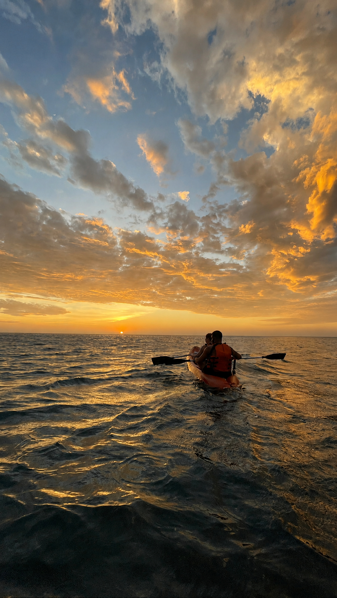 Muscat: Al Qurum Beach Sunset Kayaking Experience