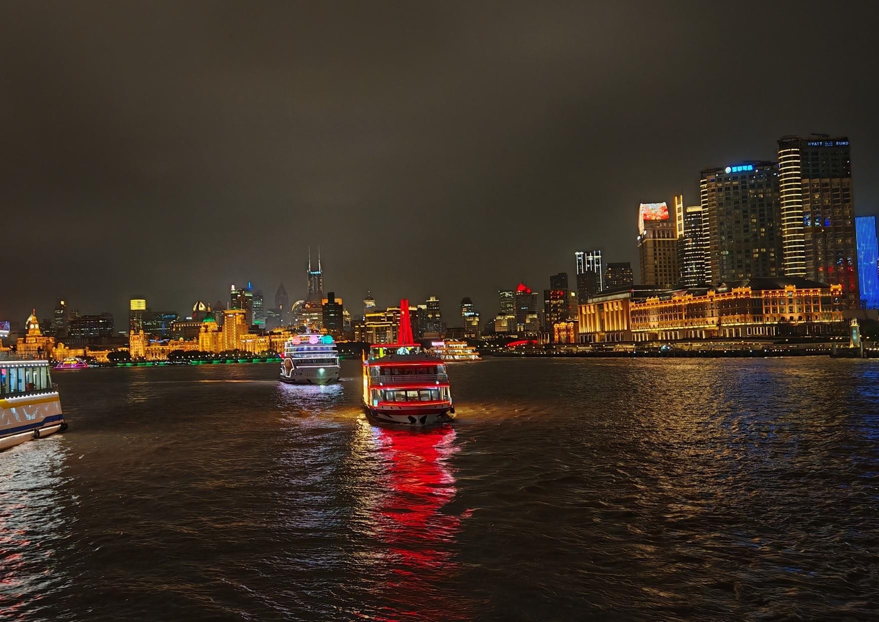 Glow Up Shanghai Night: Huangpu Cruise & Orient Venice Tour