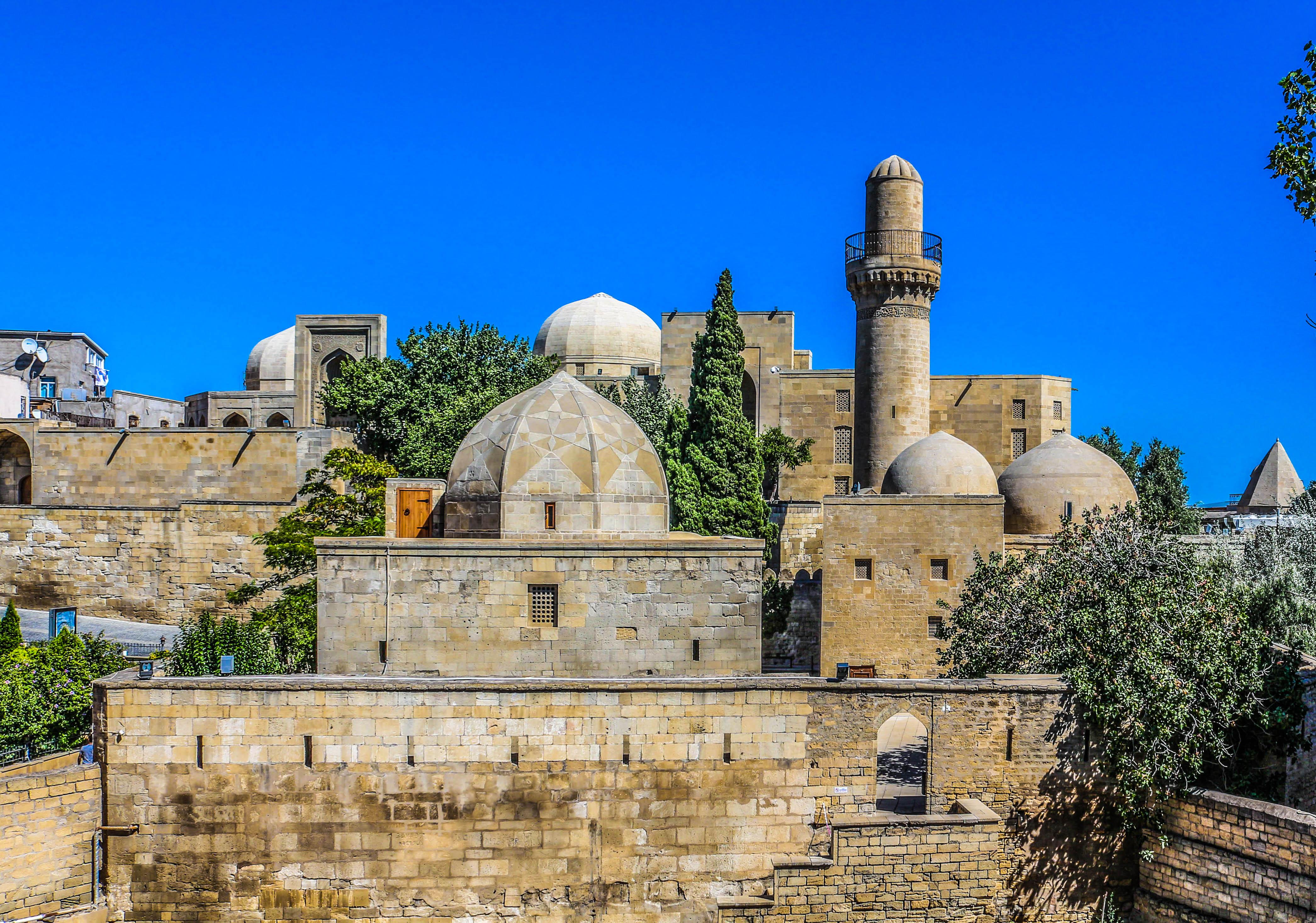 Baku: Old City Walking Tour with Vintage Photos