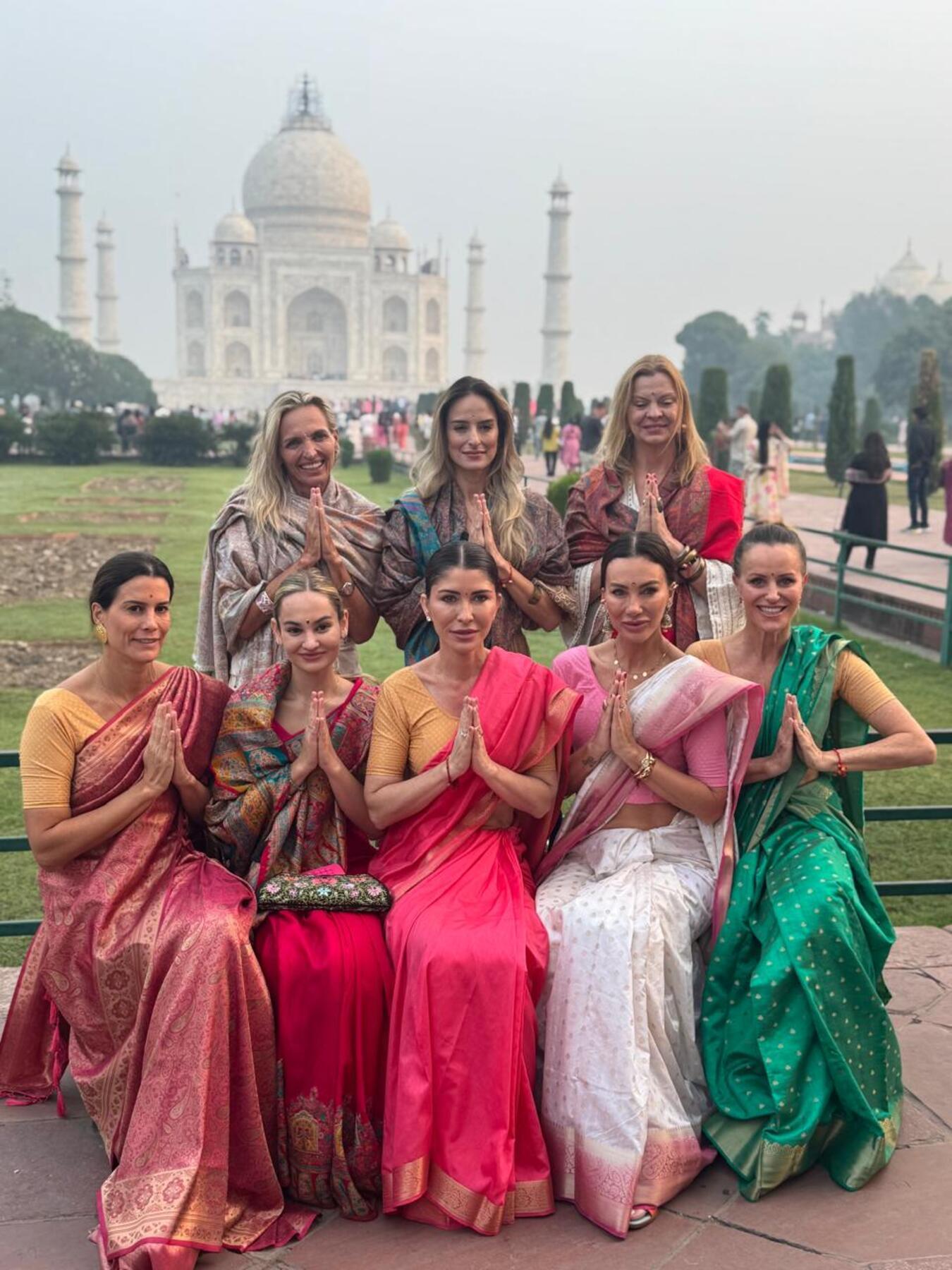 Agra: Taj Mahal Guided Tour with Photography & Rental Saree 2