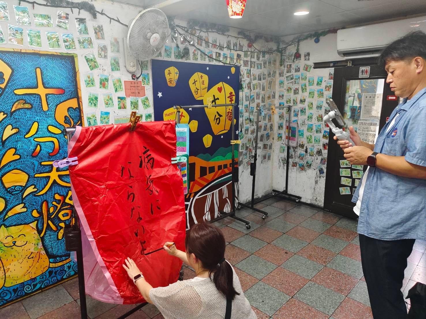 From Taipei: Jiufen and Shifen Day Trip with Guide Bus tour 2