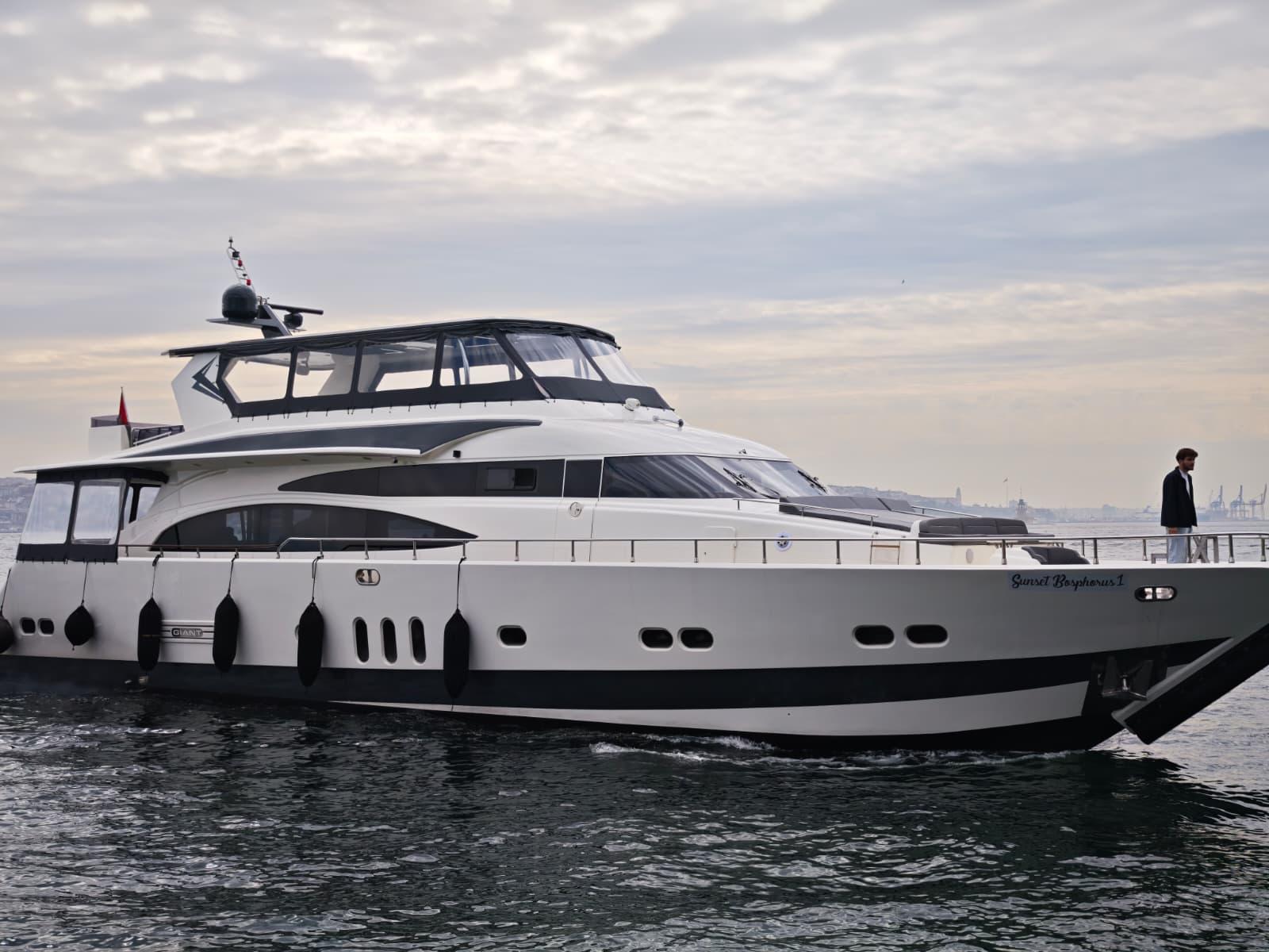 Istanbul: Bosphorus and Black Sea Cruise with Lunch 2