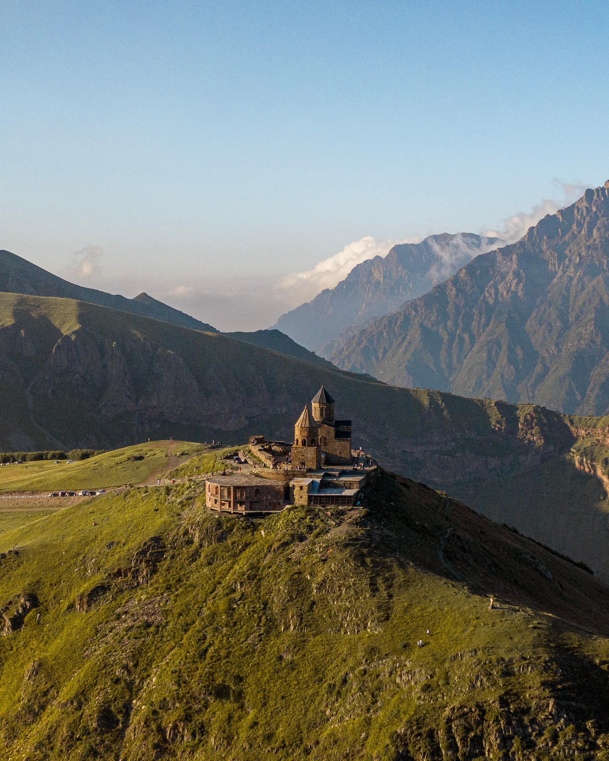 Tbilisi: Kazbegi Tour with 4-Star Hotel Stay & Meals 2