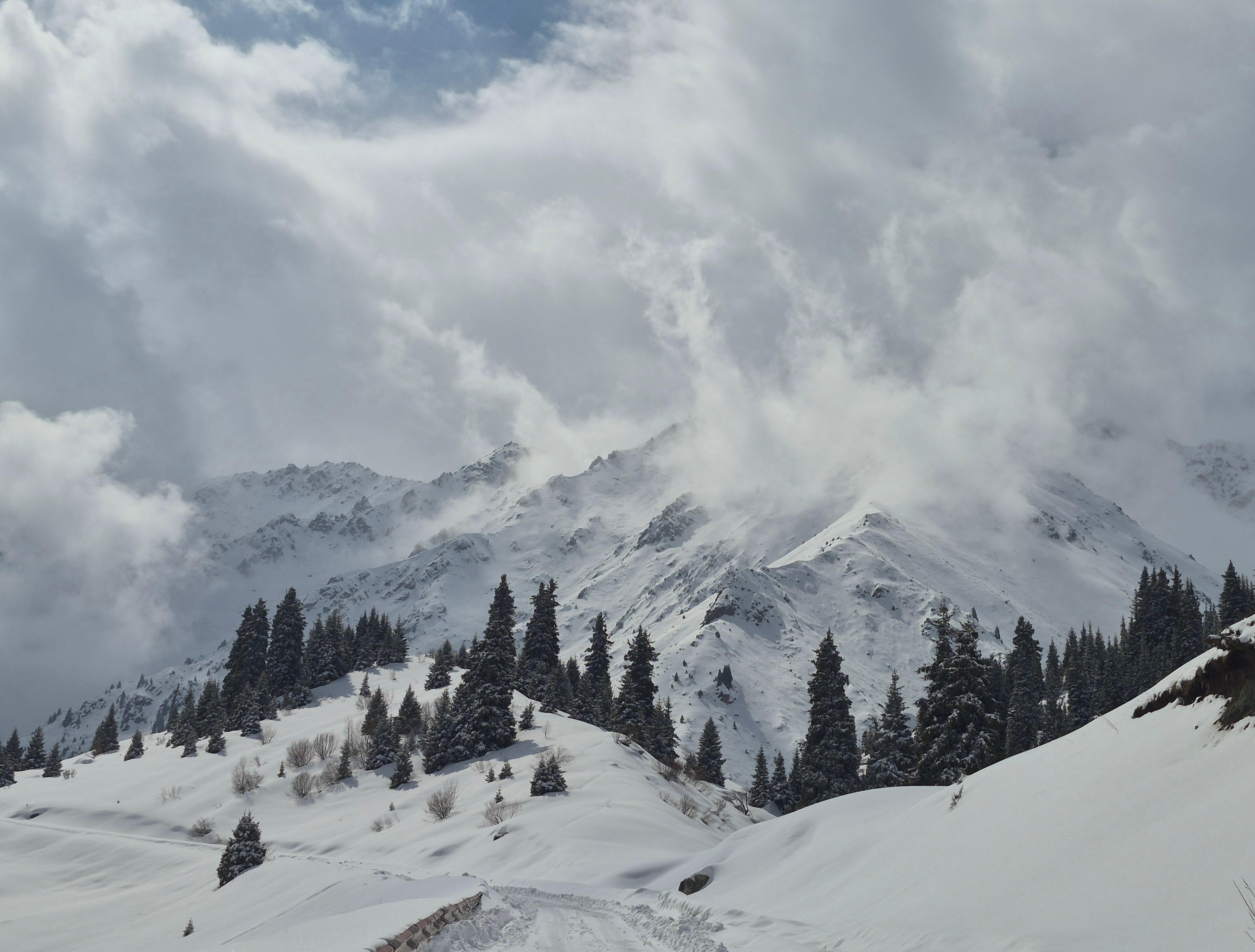 Almaty: Small Almaty Loop Guided Hike with Hotel Pickup