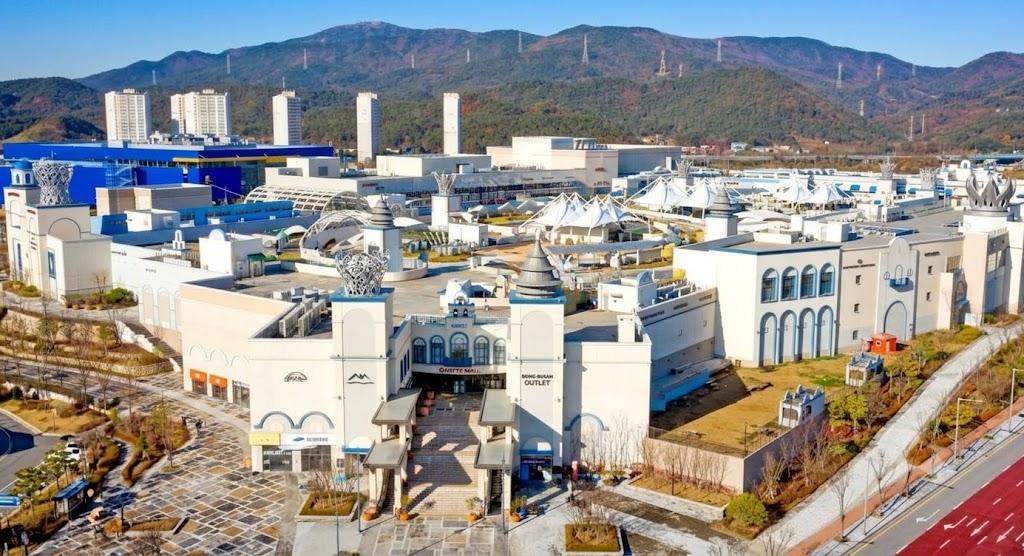 Busan: Lotte Outlets, Temple, and Cruise Tour with Snacks