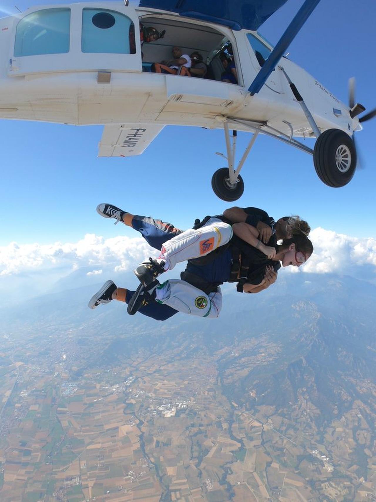 Tashkent: Tandem or Solo Skydive with Transfer & Photos
