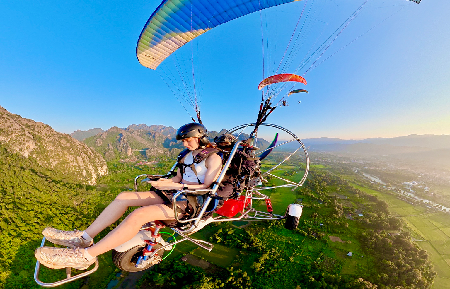Vang Vieng: 2-Day Adventure with Hot Air Balloon & Paramotor 2