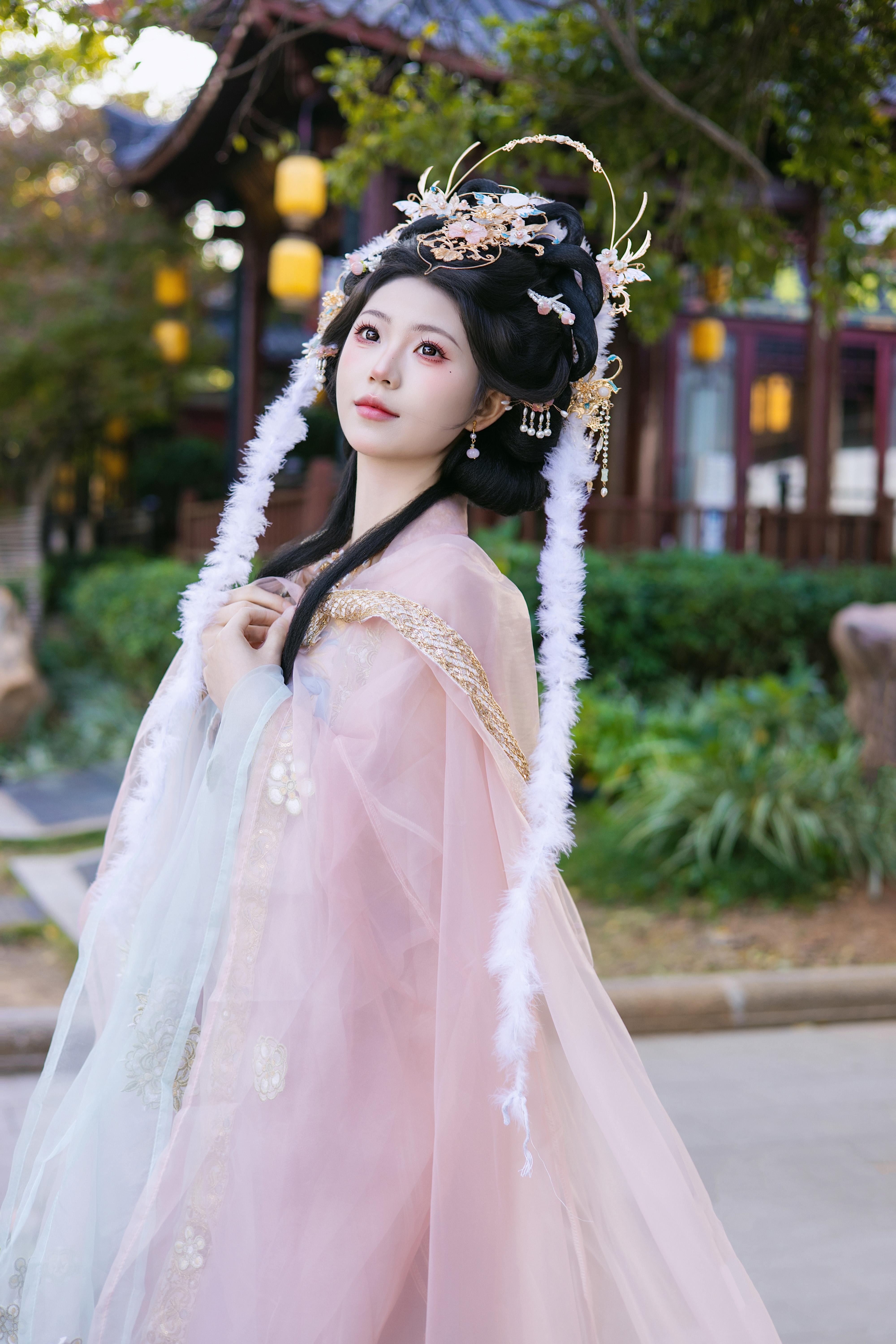 Shanghai: Traditional Hanfu Dress-Up & Photoshoot Experience 3