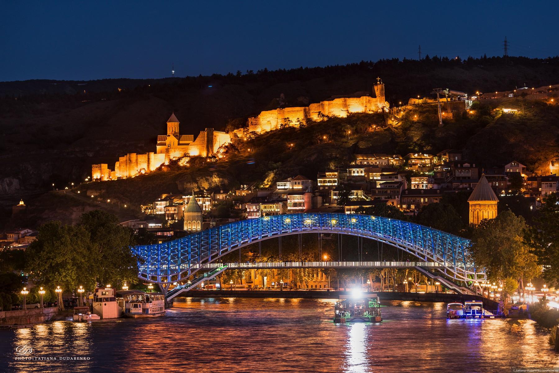 Tbilisi: City Tour by Retro Car and Boat Cruise 3