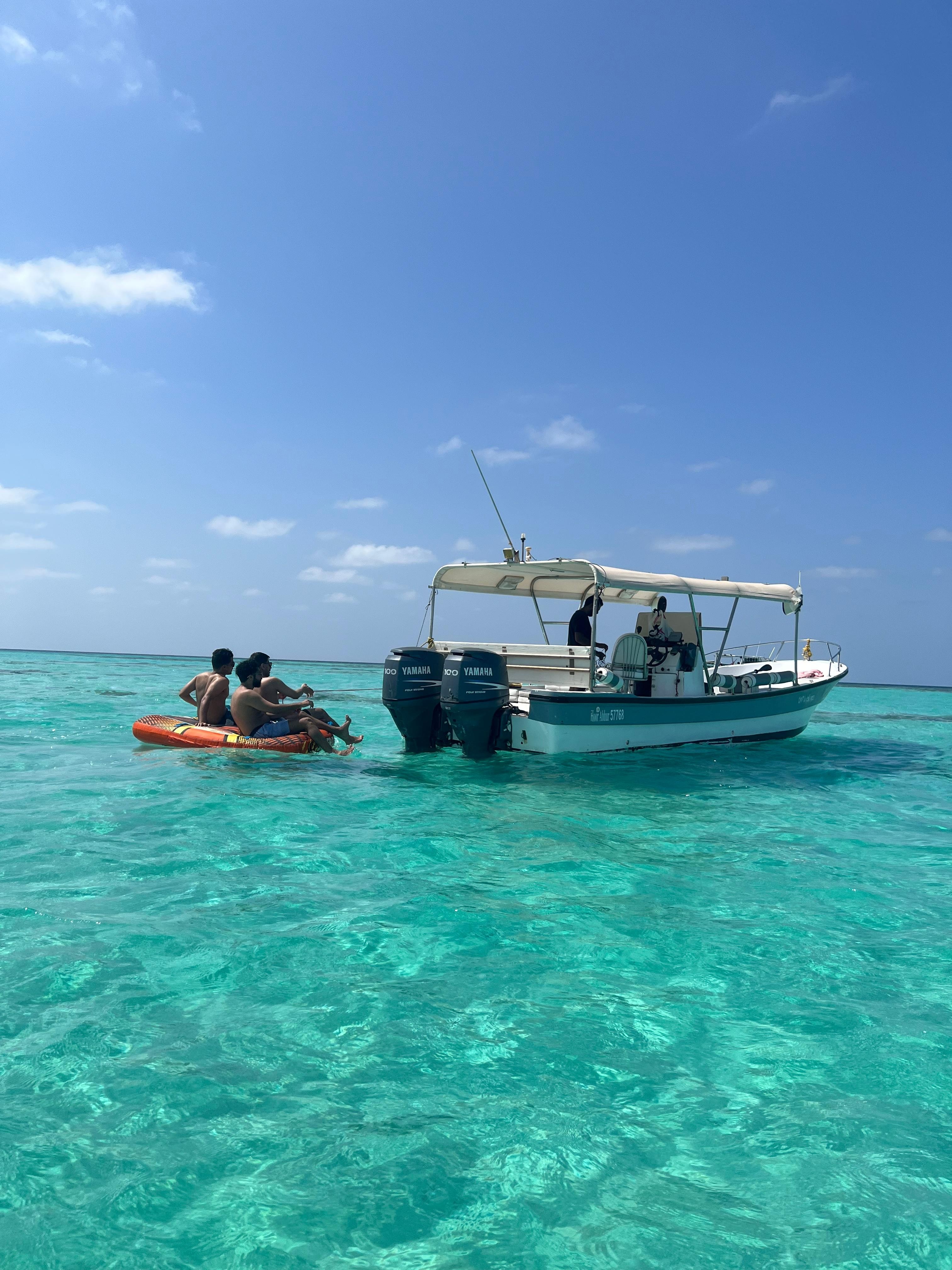 Jeddah: Bayada Island Boat Trip with Donut Ride