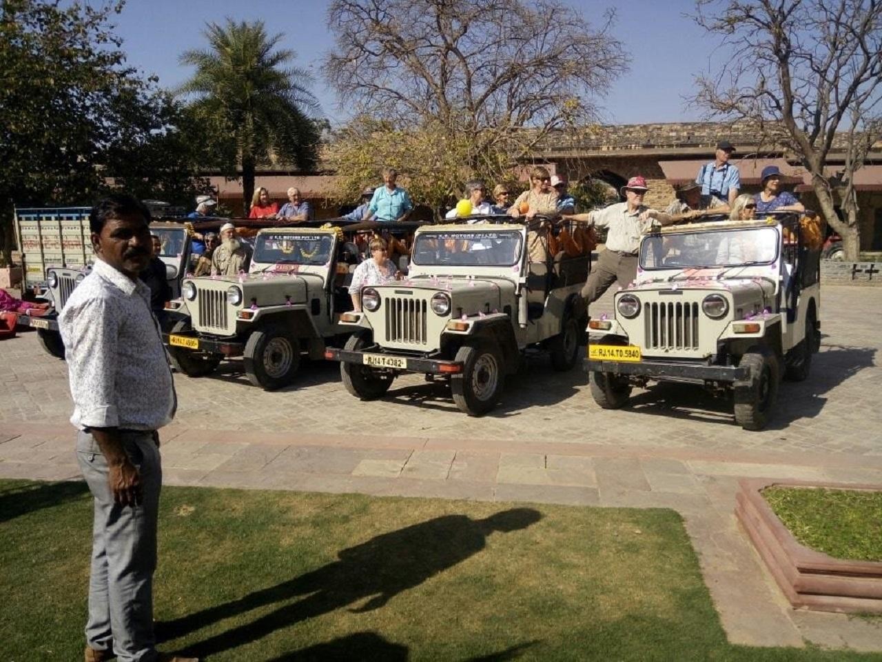 Jaipur: Sunset & Night City Jeep Tour with Pickup and Drop 2