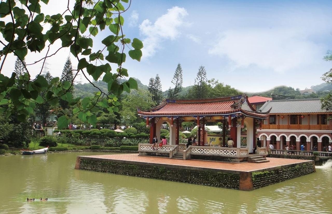 From Taipei : Taichung Highlights & Cultural Private Tour 3