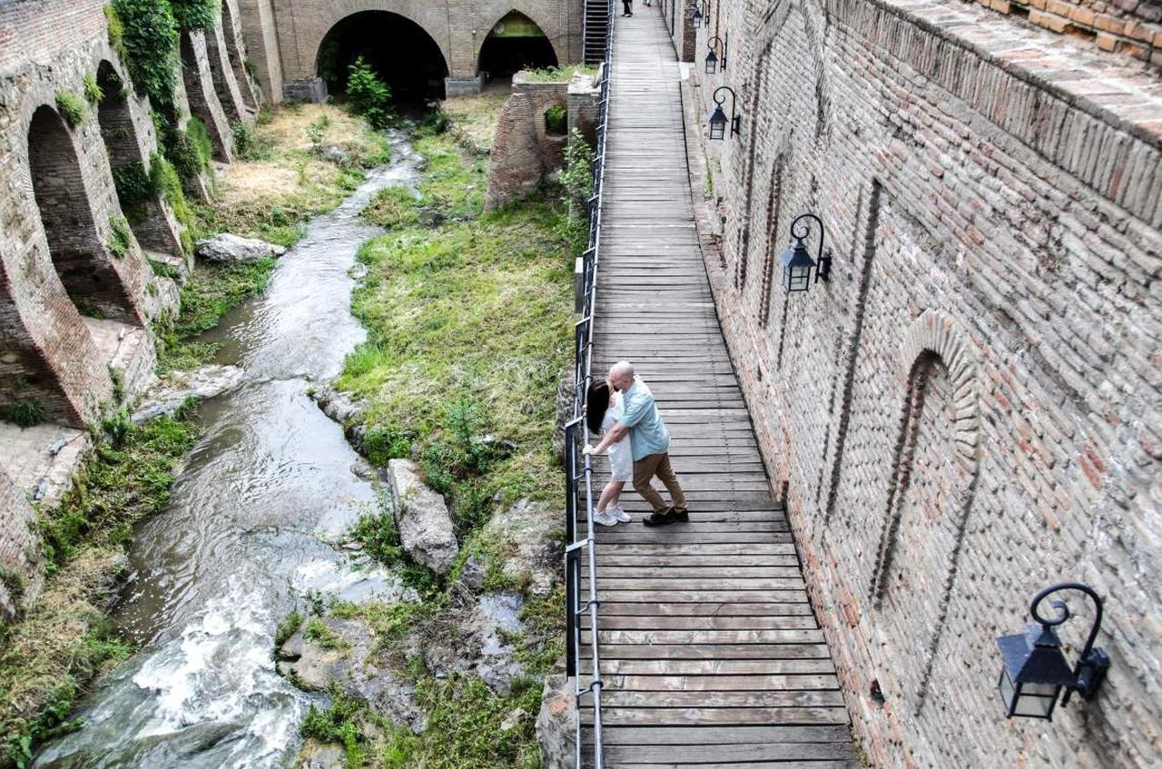 Tbilisi: Walking photoshoot in the old town 3