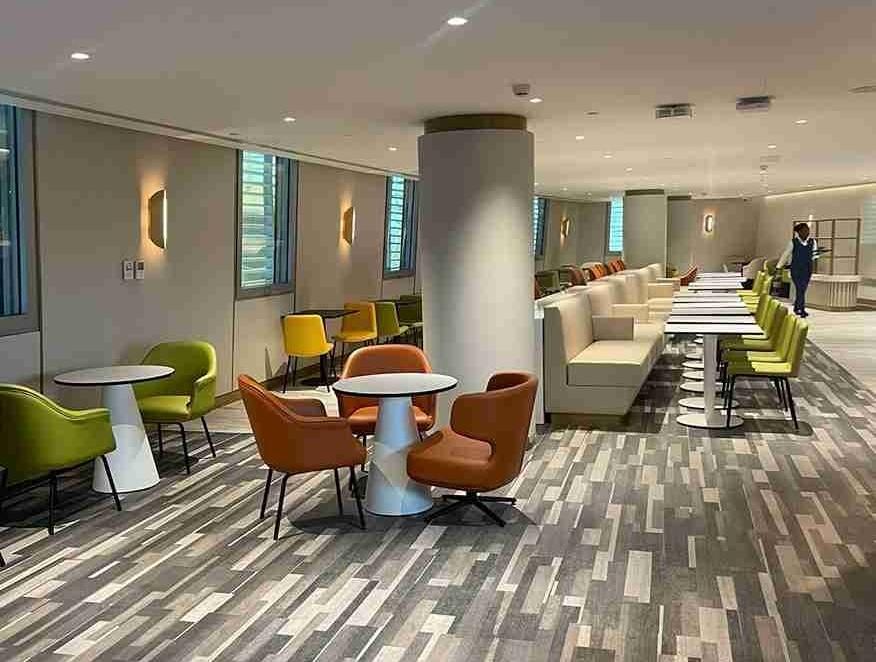 AUH Abu Dhabi International Airport: Pearl Lounge