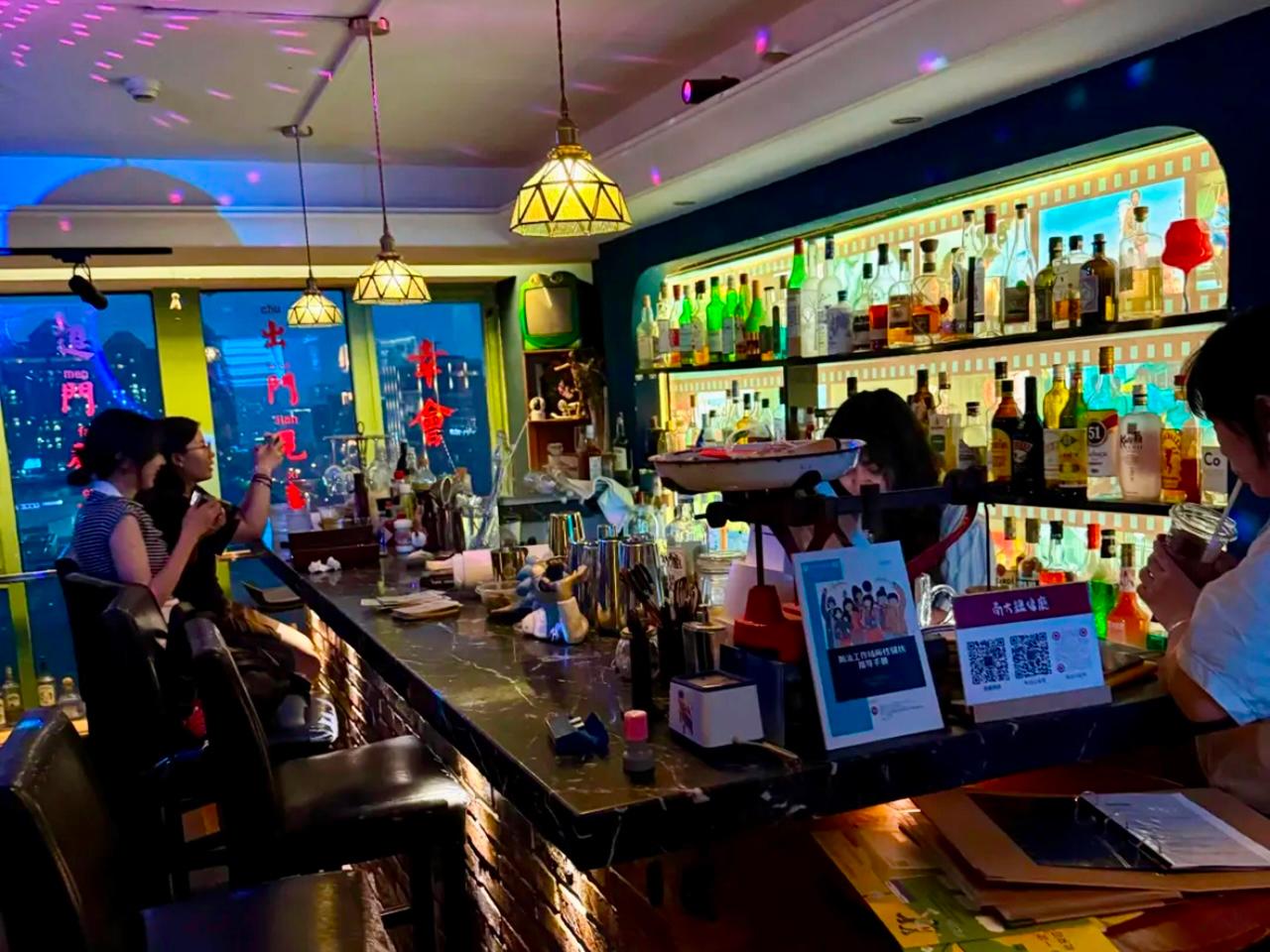 Beijing Nightlife: Explore Retro Movie Bars & Hutong 3