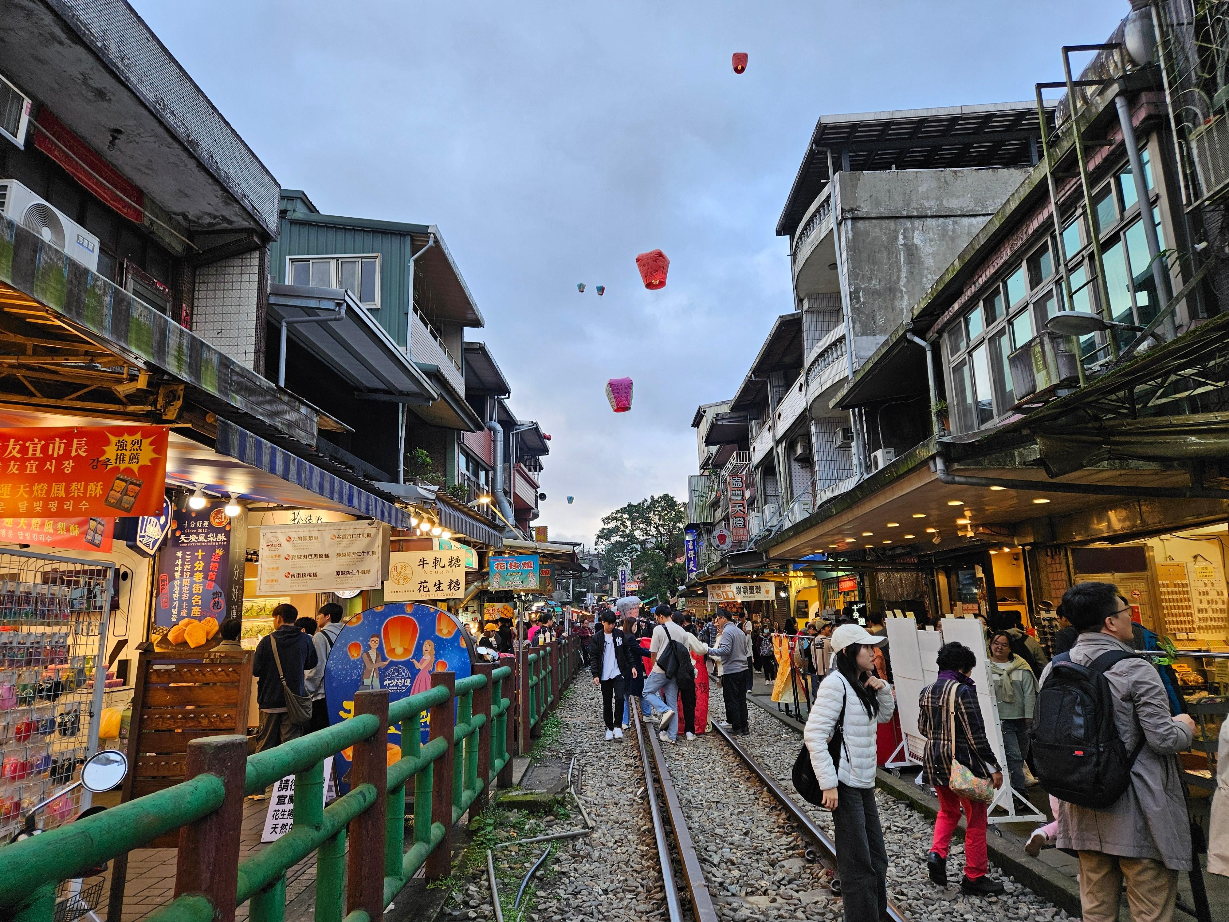 From Taipei: Yehliu, Jiufen, Shifen Day Tour & Sky Lantern 3