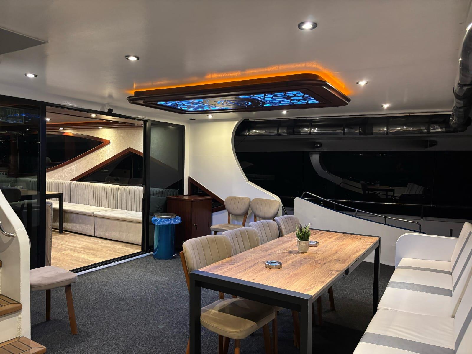 Istanbul: Private Bosphorus Yacht with Tour Guide and Snacks 2