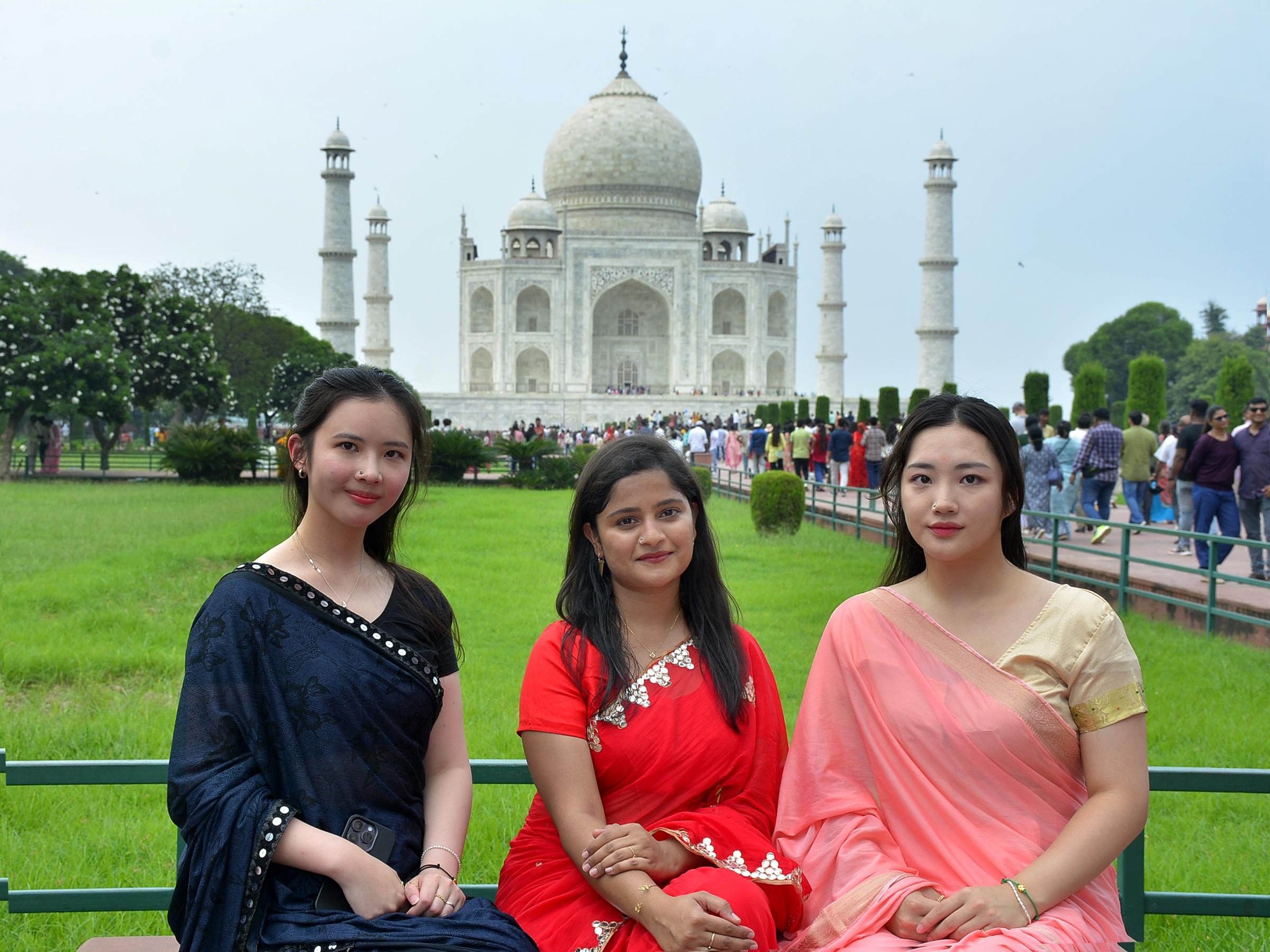 Delhi: 2-Day Taj Mahal Tour with Hotel & Superfast Train