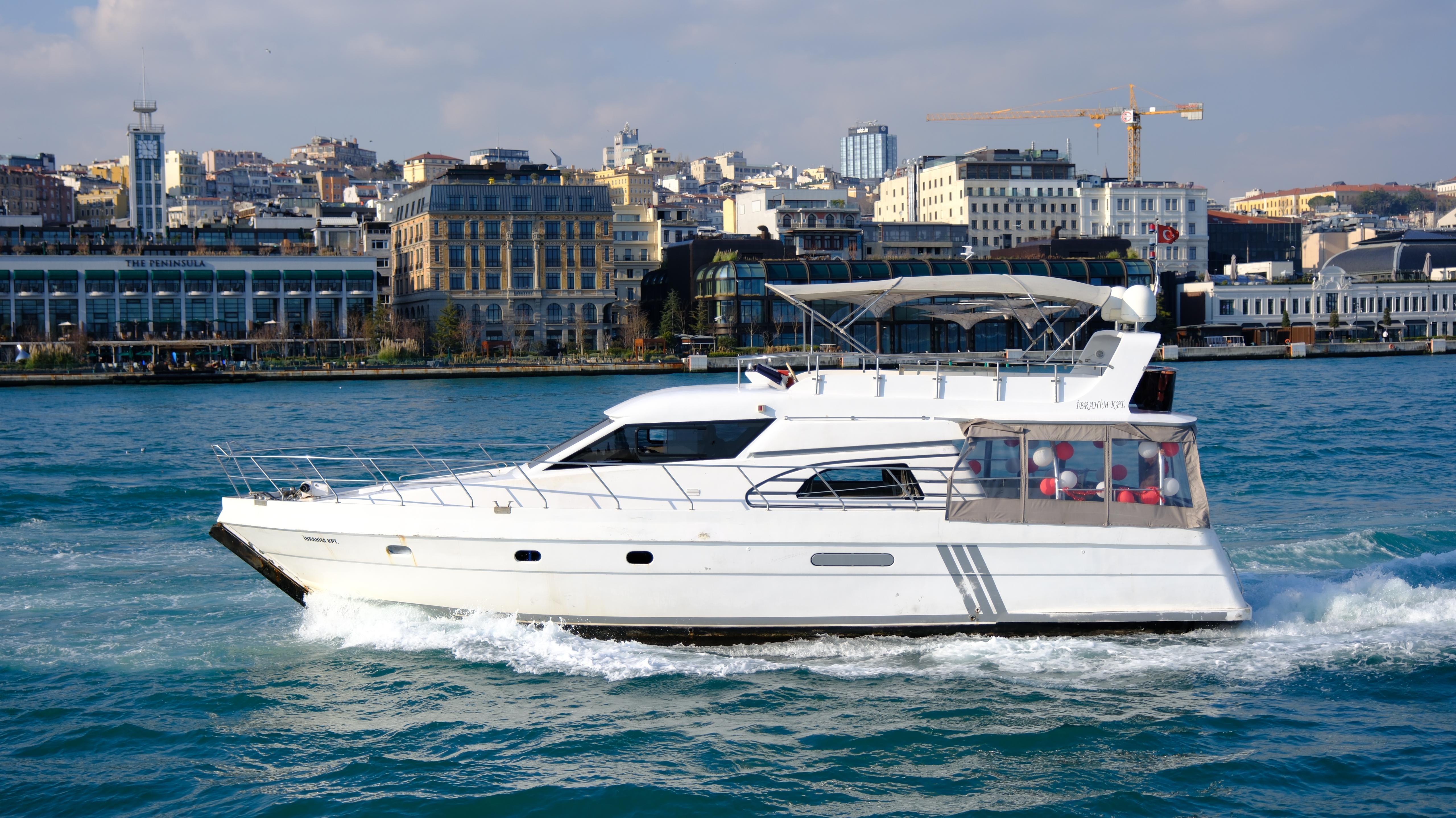 İstanbul: Private Luxury Bosphorus Yacht Tour Whit Snacks. 3