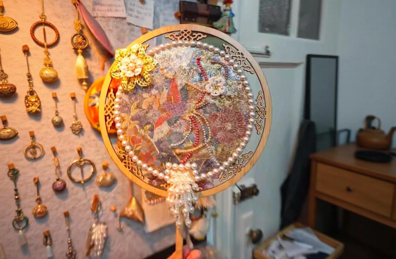 Shanghai: Song Brocade Double-Sided Fan Making Workshop
