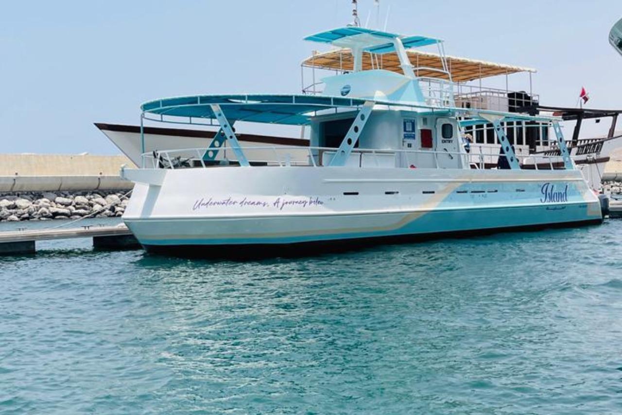 Muscat: Semi-Submarine Cruise with Snorkeling & Snacks 2