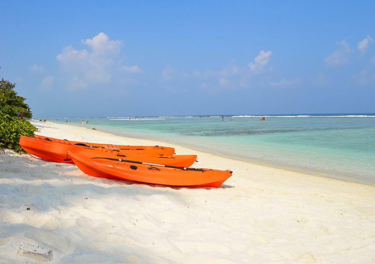 Hulhumalé: Kayak Tour with Guide, Photos, & Pickup 2