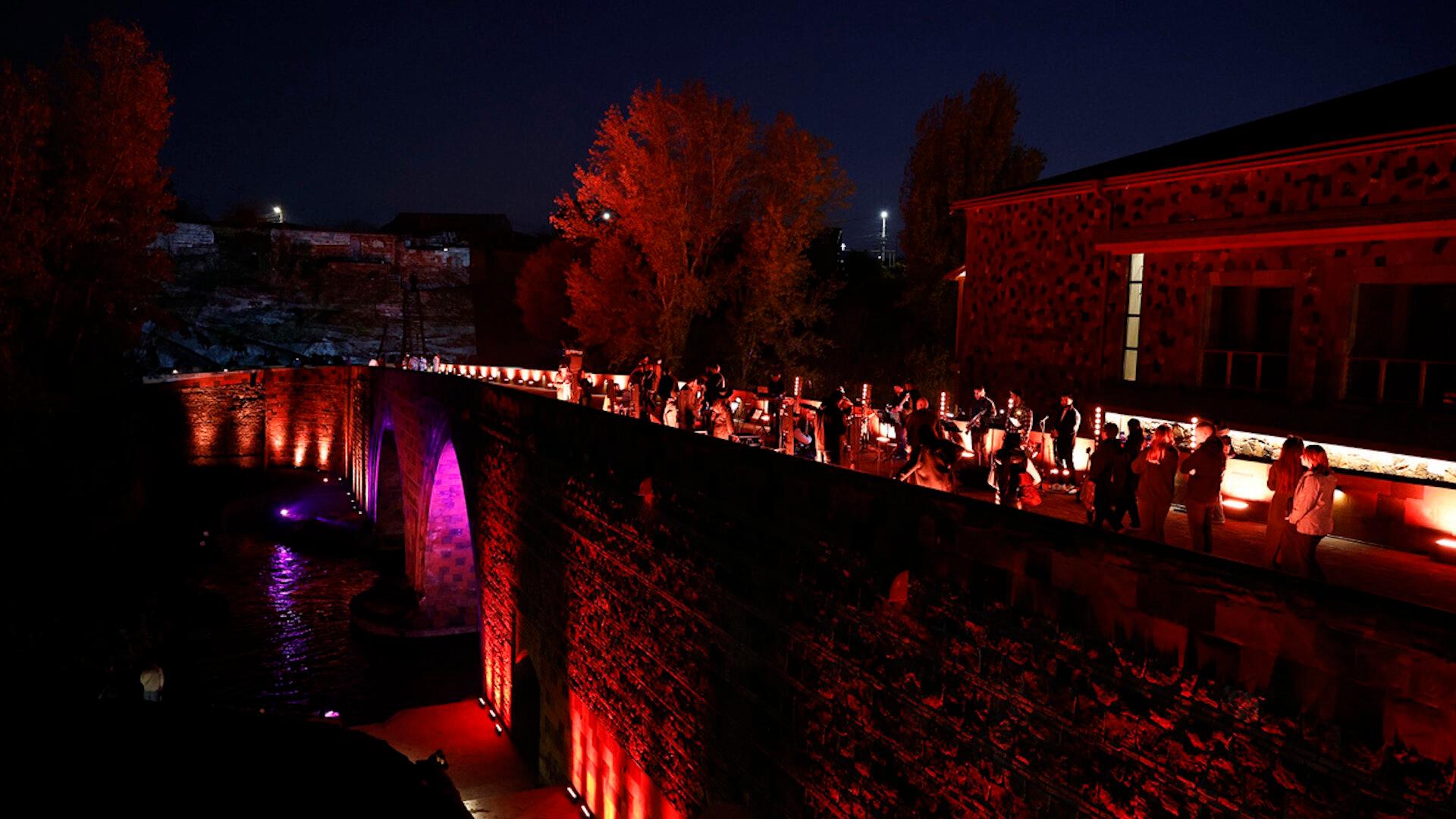 Yerevan: Airport Transfer with Red Bridge Photo Stop 2