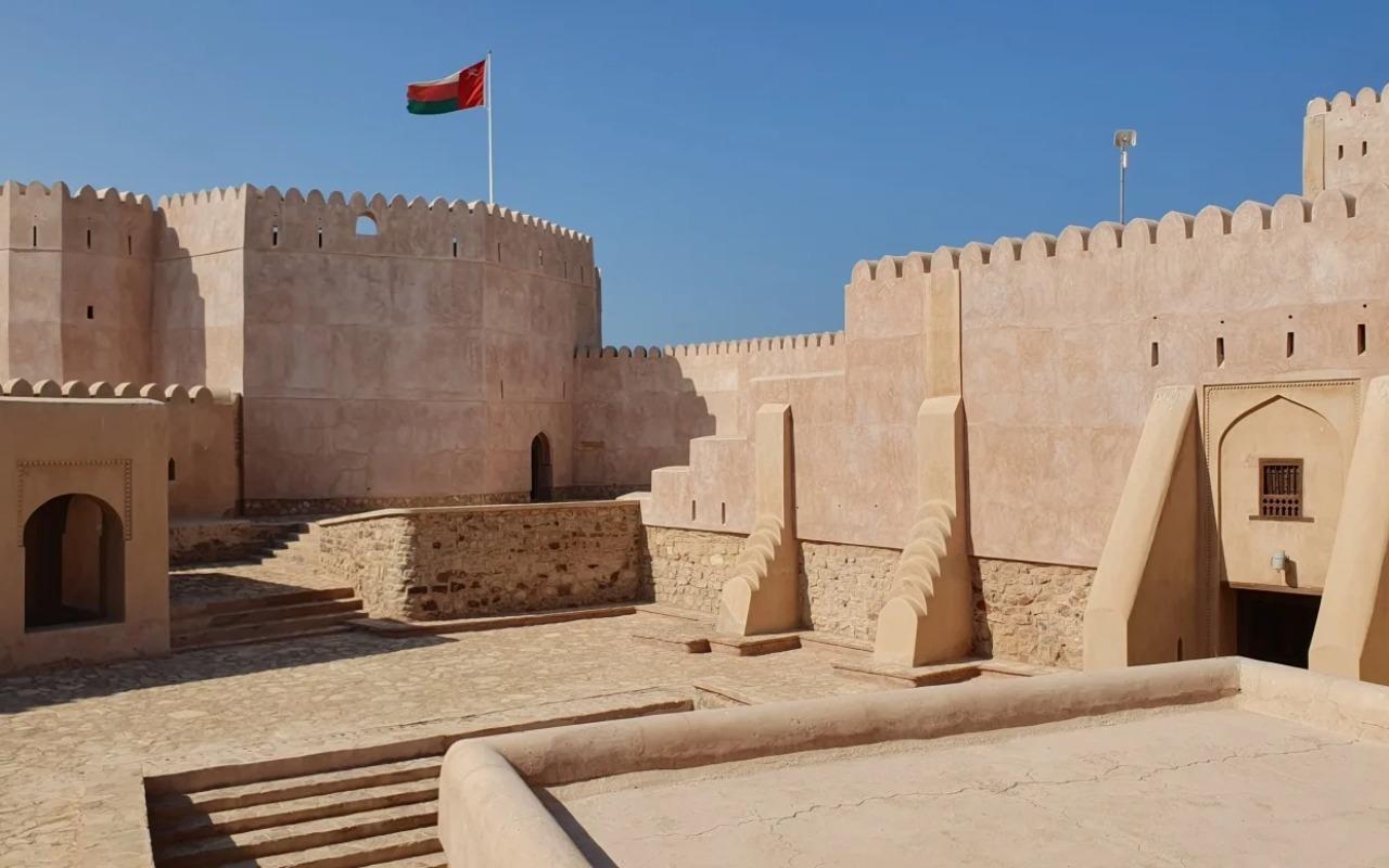 Muscat: Barka Fish Market, Fort, and Sawadi Beach Tour 2