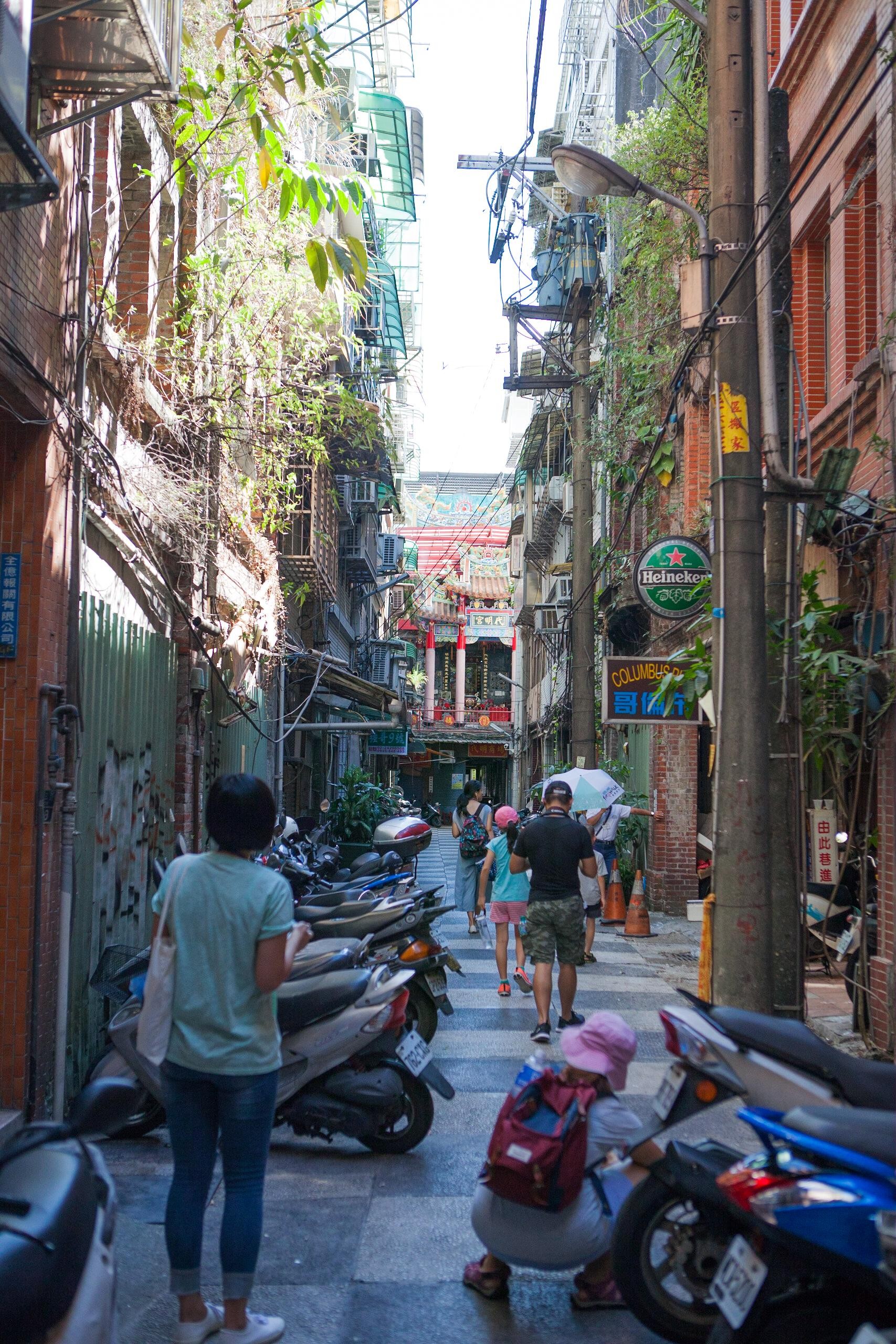 Keelung: Guided Walking Tour with Snacks and Drink 3