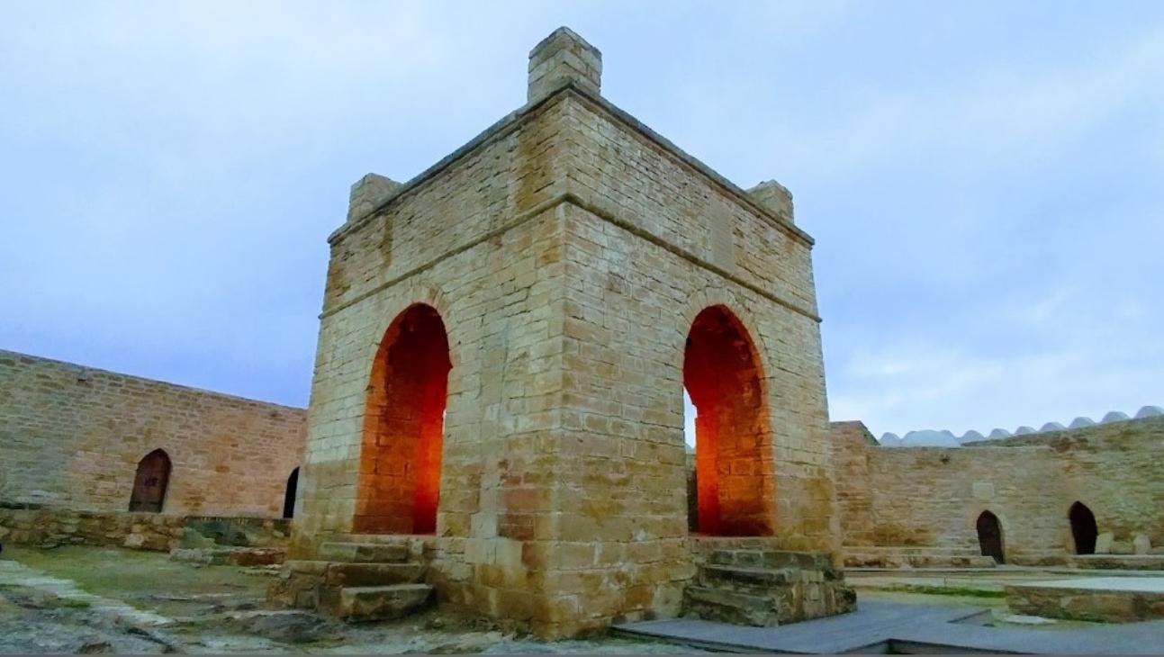 From Baku: Ateshgah Fire Temple and Yanar Dag Tour