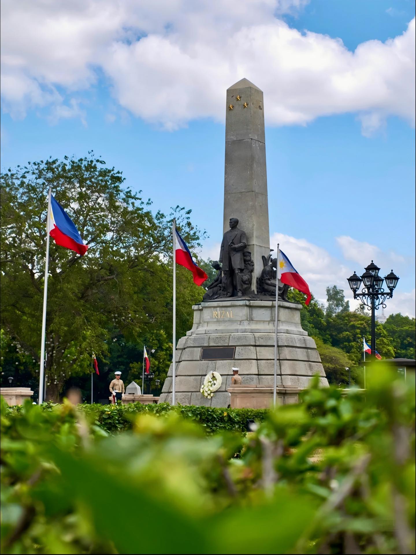 Manila: Manila Bay Sunset Walking Tour & Waterfront History 2