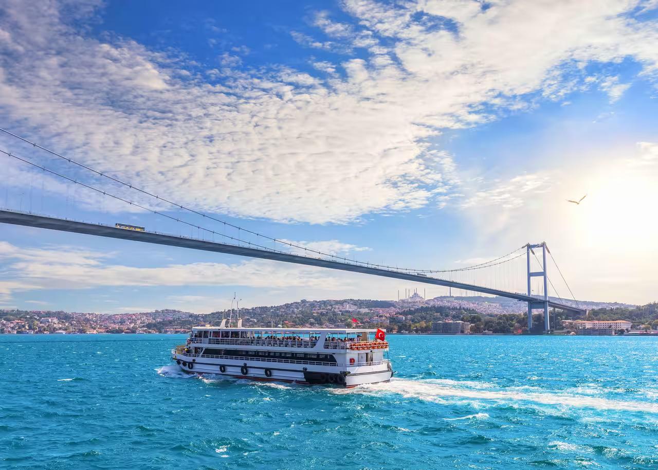 Istanbul: Bosphorus Highlights Tour with Ferry Ride