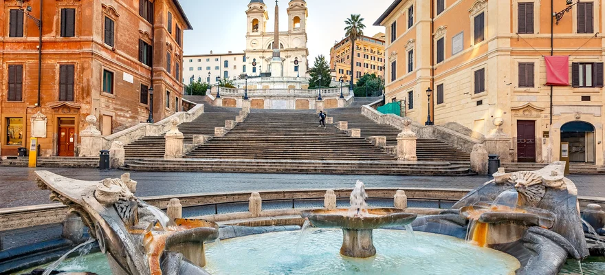 Scalinata di Trinità dei Monti, Piazza di Spagna